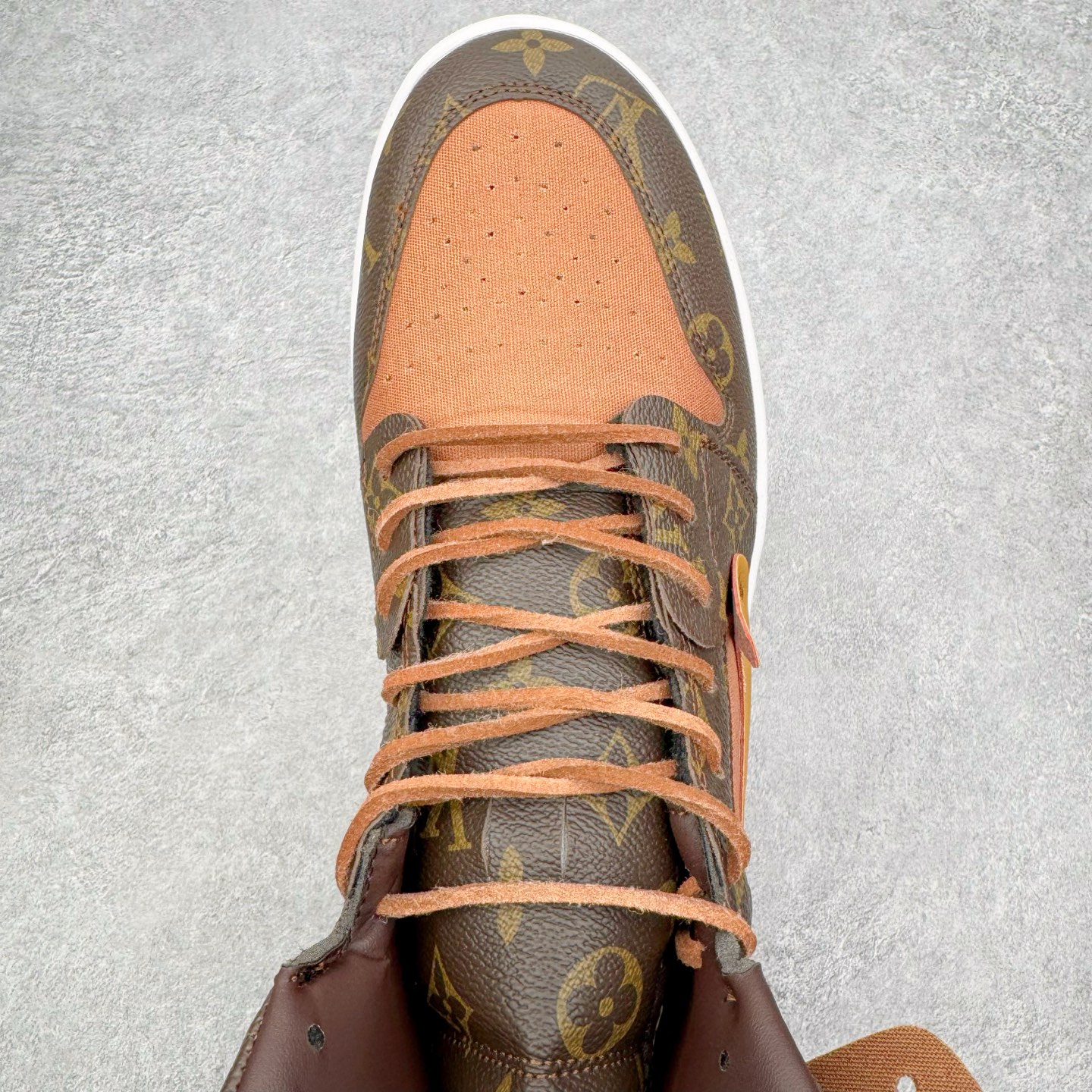 图片[4]-LV x OFF-White x Air Jordan AJ1 OW三方联名定制款 老花手提箱 细节奉上👏🏻专属LV 布满鞋身 皮革打造 超级限量 有一种鞋叫做看着就很贵 逼王来 配驴牌手提箱一个 逼格极高 收藏也不错 尺码：36 36.5 37.5 38 38.5 39 40 40.5 41 42 42.5 43 44 44.5 45 46-选品中心