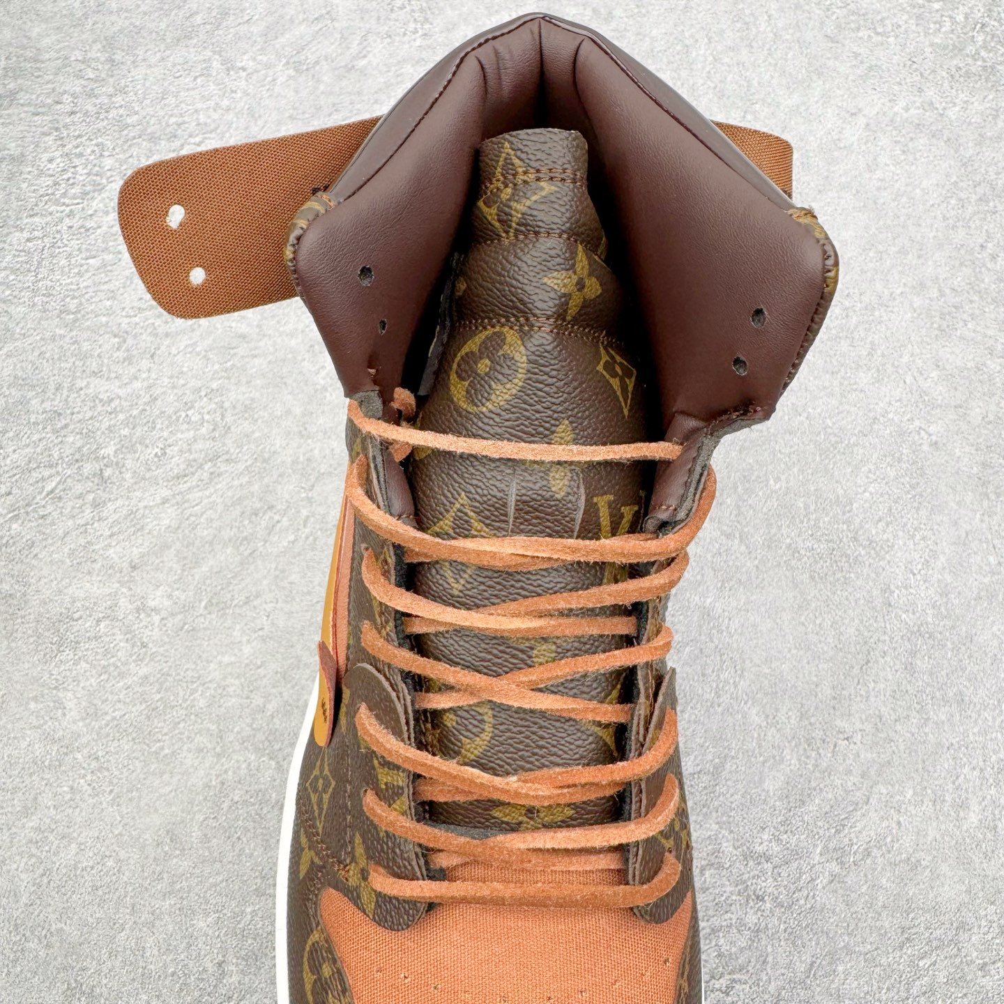 图片[5]-LV x OFF-White x Air Jordan AJ1 OW三方联名定制款 老花手提箱 细节奉上👏🏻专属LV 布满鞋身 皮革打造 超级限量 有一种鞋叫做看着就很贵 逼王来 配驴牌手提箱一个 逼格极高 收藏也不错 尺码：36 36.5 37.5 38 38.5 39 40 40.5 41 42 42.5 43 44 44.5 45 46-选品中心