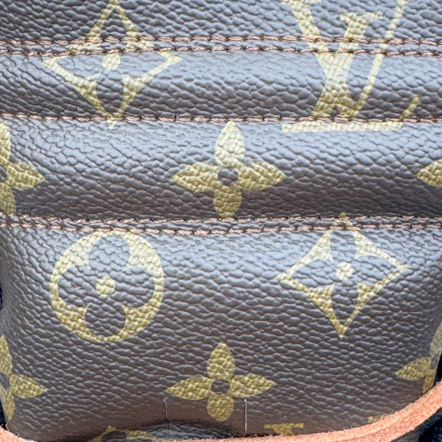 图片[15]-LV x OFF-White x Air Jordan AJ1 OW三方联名定制款 老花手提箱 细节奉上👏🏻专属LV 布满鞋身 皮革打造 超级限量 有一种鞋叫做看着就很贵 逼王来 配驴牌手提箱一个 逼格极高 收藏也不错 尺码：36 36.5 37.5 38 38.5 39 40 40.5 41 42 42.5 43 44 44.5 45 46-选品中心