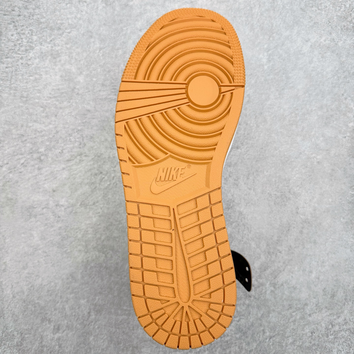 图片[9]-LV x OFF-White x Air Jordan AJ1 OW三方联名定制款 老花手提箱 细节奉上👏🏻专属LV 布满鞋身 皮革打造 超级限量 有一种鞋叫做看着就很贵 逼王来 配驴牌手提箱一个 逼格极高 收藏也不错 尺码：36 36.5 37.5 38 38.5 39 40 40.5 41 42 42.5 43 44 44.5 45 46-选品中心