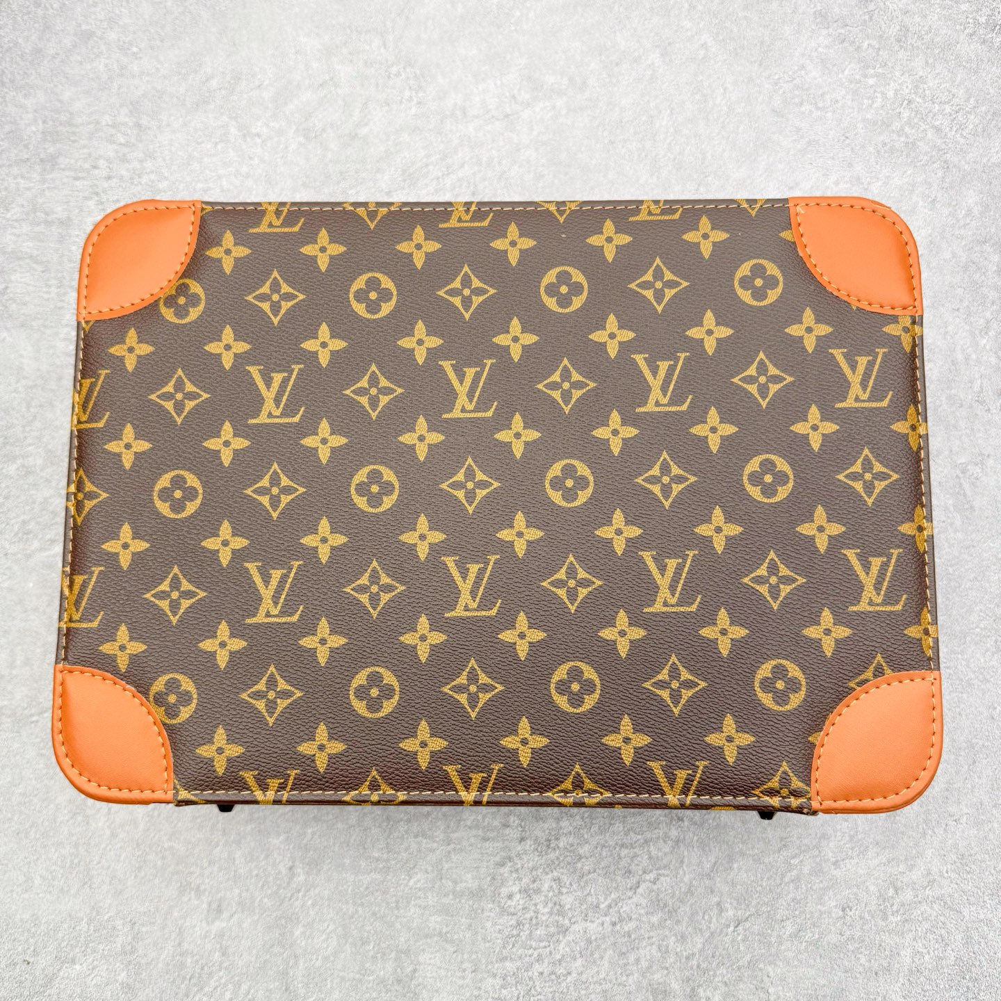 图片[10]-LV x OFF-White x Air Jordan AJ1 OW三方联名定制款 老花手提箱 细节奉上👏🏻专属LV 布满鞋身 皮革打造 超级限量 有一种鞋叫做看着就很贵 逼王来 配驴牌手提箱一个 逼格极高 收藏也不错 尺码：36 36.5 37.5 38 38.5 39 40 40.5 41 42 42.5 43 44 44.5 45 46-选品中心