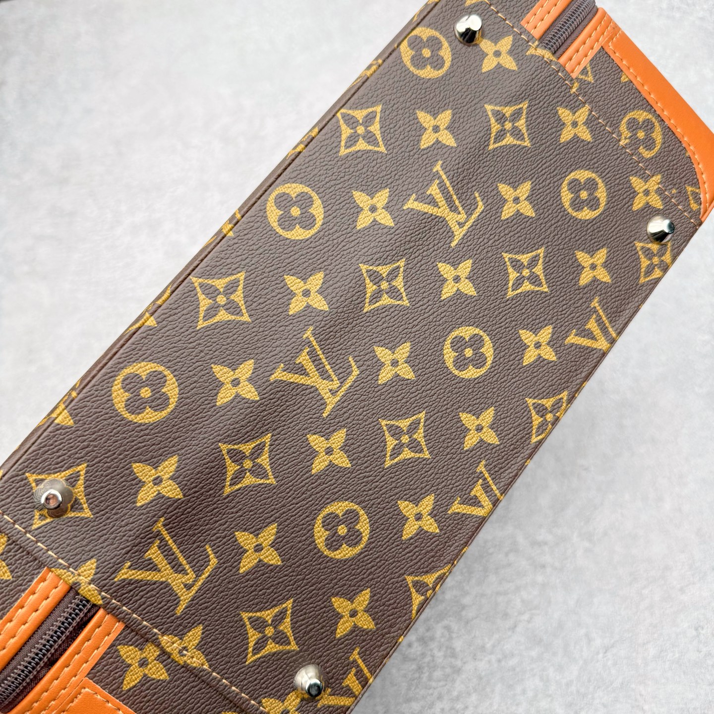 图片[11]-LV x OFF-White x Air Jordan AJ1 OW三方联名定制款 老花手提箱 细节奉上👏🏻专属LV 布满鞋身 皮革打造 超级限量 有一种鞋叫做看着就很贵 逼王来 配驴牌手提箱一个 逼格极高 收藏也不错 尺码：36 36.5 37.5 38 38.5 39 40 40.5 41 42 42.5 43 44 44.5 45 46-选品中心