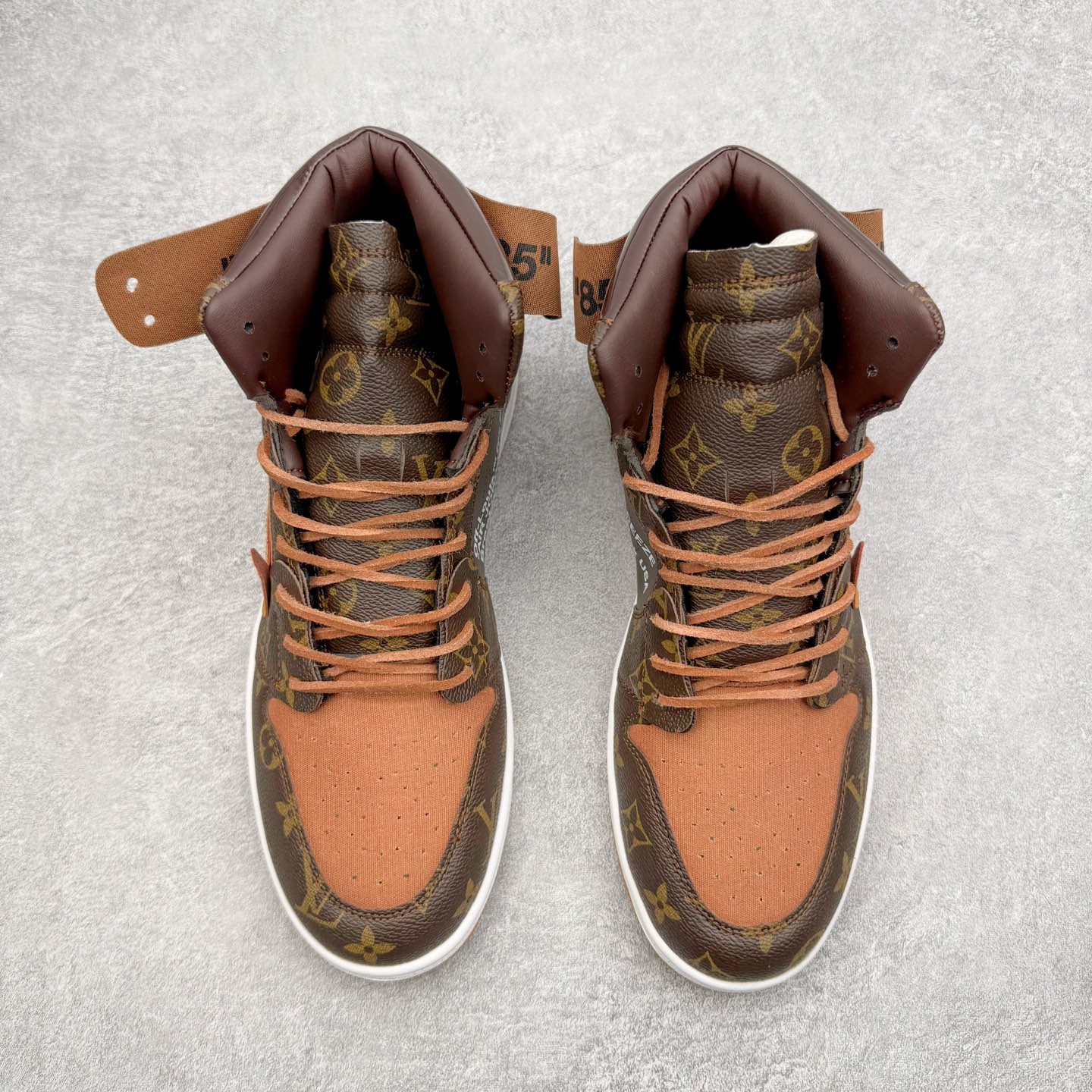 图片[2]-LV x OFF-White x Air Jordan AJ1 OW三方联名定制款 老花手提箱 细节奉上👏🏻专属LV 布满鞋身 皮革打造 超级限量 有一种鞋叫做看着就很贵 逼王来 配驴牌手提箱一个 逼格极高 收藏也不错 尺码：36 36.5 37.5 38 38.5 39 40 40.5 41 42 42.5 43 44 44.5 45 46-选品中心