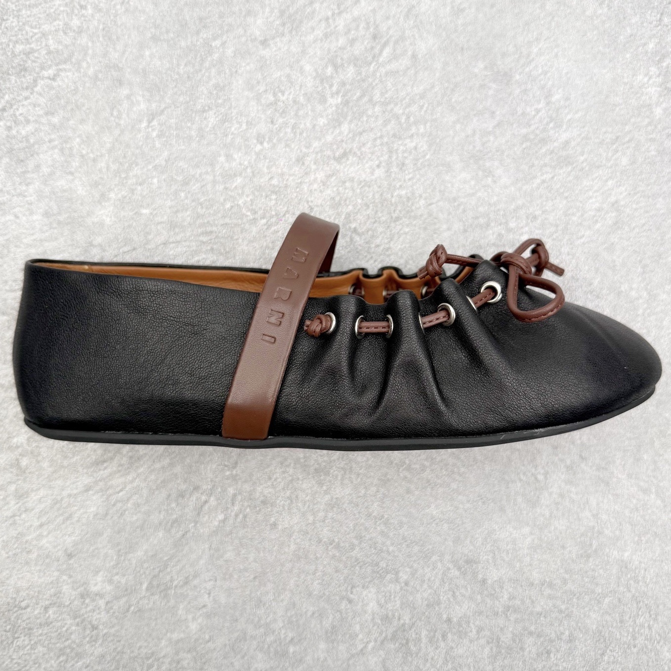 MARNI玛尼26Fw 褶皱蝴蝶结芭蕾舞鞋平底玛丽珍单鞋 圆头轮廓、撞色鞋面、棕色蝴蝶结与鞋口绑带，整体呈现可爱、极简的调性。 超嗲的MARNI 芭蕾舞鞋，拼色自带松弛感系带甜酷得刚好。属于Balletcore的浪漫季节又到了。打开鞋柜，芭蕾舞鞋绝对是那件既能搭配一切又能点亮一切的单品！鞋面：小牛皮 内里垫脚：羊皮 鞋底：开模橡胶大底 尺码：35 36 37 38 39 40-选品中心