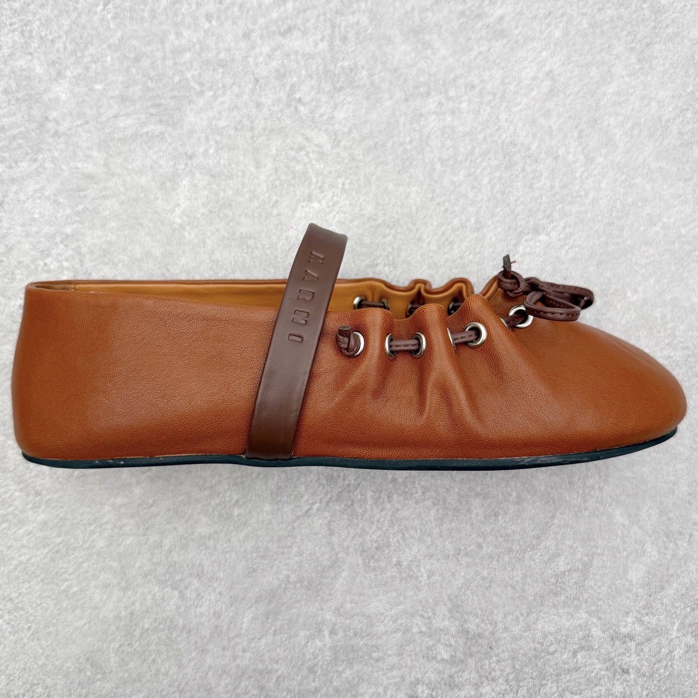 MARNI玛尼26Fw 褶皱蝴蝶结芭蕾舞鞋平底玛丽珍单鞋 圆头轮廓、撞色鞋面、棕色蝴蝶结与鞋口绑带，整体呈现可爱、极简的调性。 超嗲的MARNI 芭蕾舞鞋，拼色自带松弛感系带甜酷得刚好。属于Balletcore的浪漫季节又到了。打开鞋柜，芭蕾舞鞋绝对是那件既能搭配一切又能点亮一切的单品！鞋面：小牛皮 内里垫脚：羊皮 鞋底：开模橡胶大底 尺码：35 36 37 38 39 40-选品中心