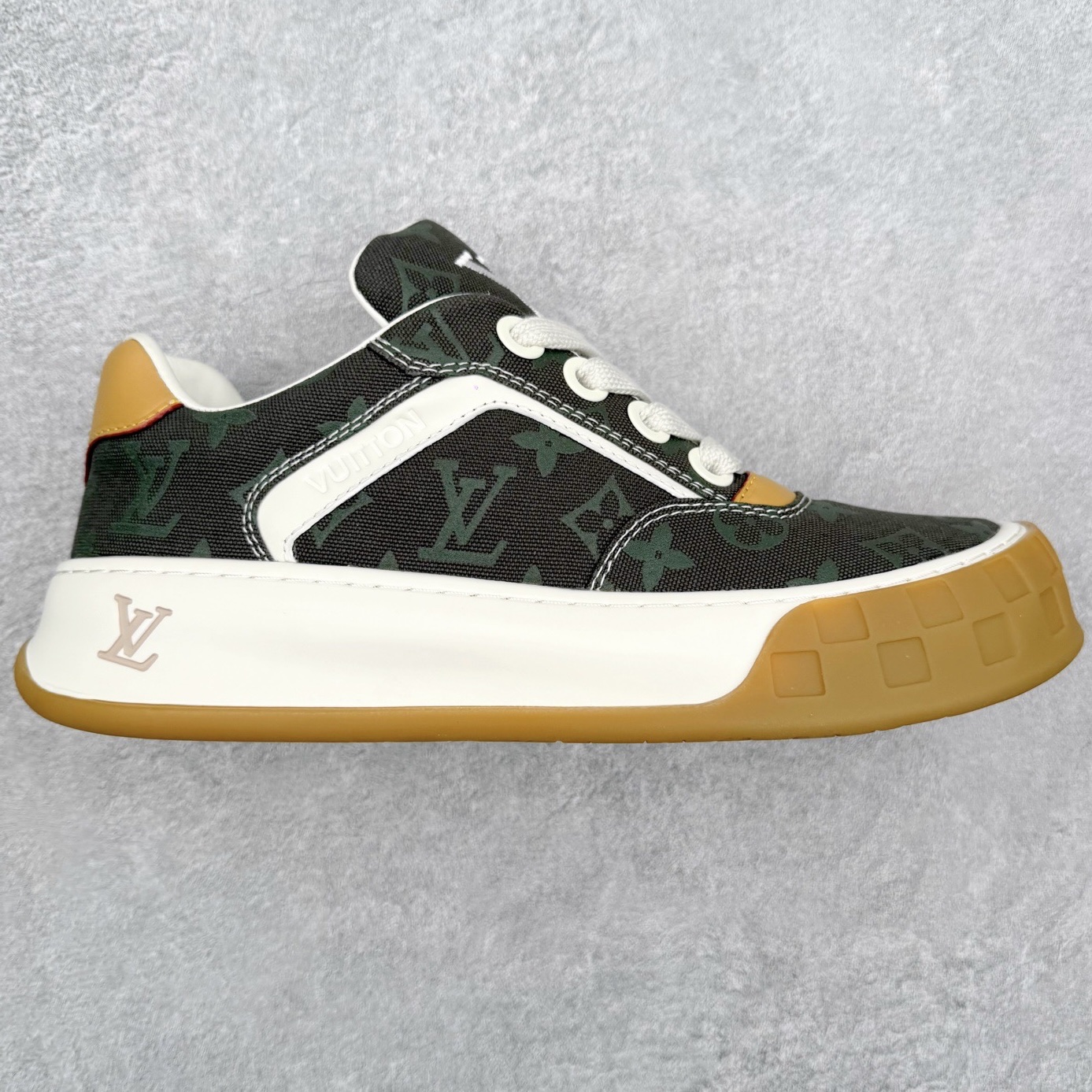 LOUIS VUITTON Tilted Low Sneakers lv倾斜系列低帮复古休闲运动文化百搭板鞋 广东原产#升级原楦型开发纸版#厚实抽屉礼品鞋盒及包装说明书防尘布袋物件(附送官方快递加固牛皮纸外盒!!)#采用Monogram 丹宁布鞋面材质#鞋垫嵌入软脚感EVA物料#后跟耐弯折滴塑支撑片#全新开发TPR光泽组合隔色鞋底❗尺码：39 40 41 42 43 44 45-选品中心