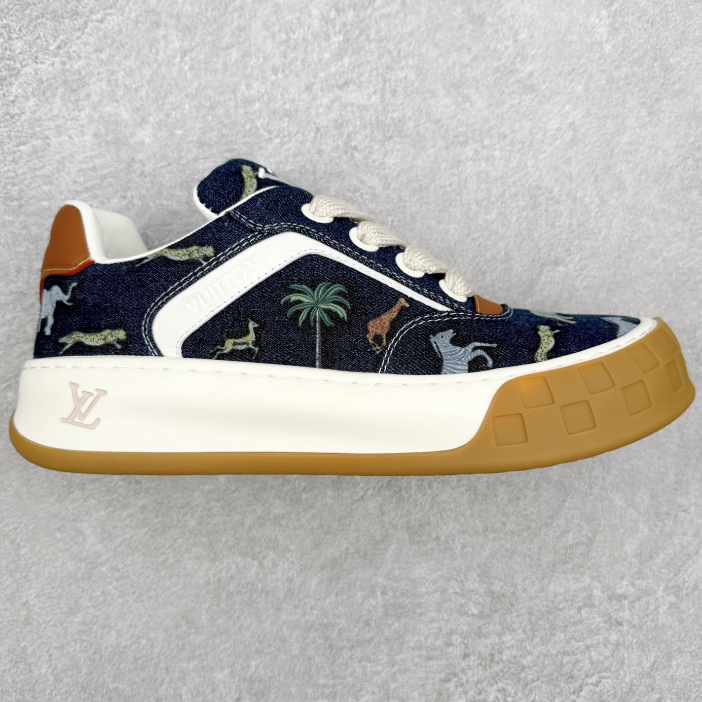 LOUIS VUITTON Tilted Low Sneakers lv倾斜系列低帮复古休闲运动文化百搭板鞋 广东原产#升级原楦型开发纸版#厚实抽屉礼品鞋盒及包装说明书防尘布袋物件(附送官方快递加固牛皮纸外盒!!)#采用Monogram 丹宁布鞋面材质#鞋垫嵌入软脚感EVA物料#后跟耐弯折滴塑支撑片#全新开发TPR光泽组合隔色鞋底❗尺码：39 40 41 42 43 44 45-选品中心