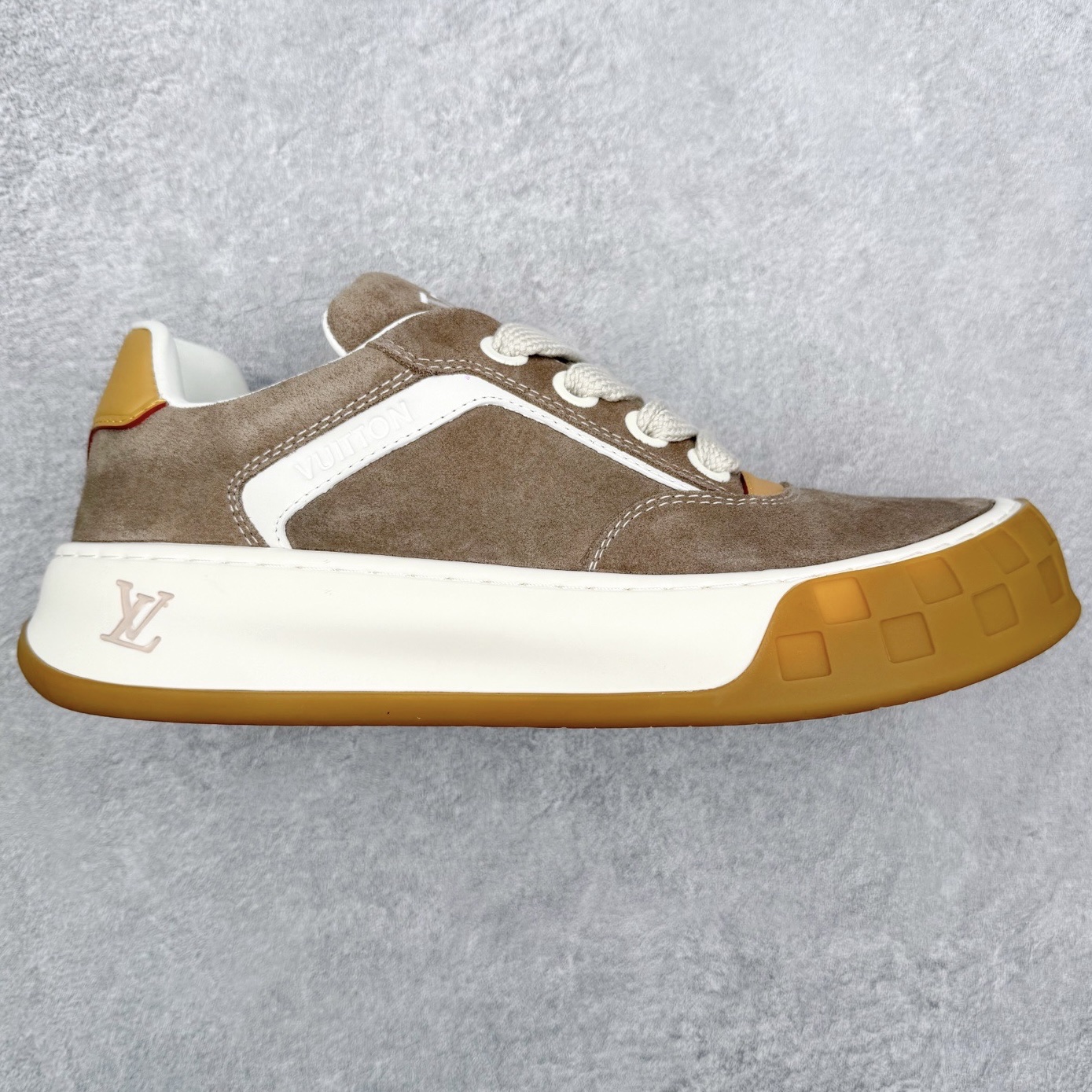 LOUIS VUITTON Tilted Low Sneakers lv倾斜系列低帮复古休闲运动文化百搭板鞋 广东原产#升级原楦型开发纸版#厚实抽屉礼品鞋盒及包装说明书防尘布袋物件(附送官方快递加固牛皮纸外盒!!)#采用Monogram 丹宁布鞋面材质#鞋垫嵌入软脚感EVA物料#后跟耐弯折滴塑支撑片#全新开发TPR光泽组合隔色鞋底❗尺码：39 40 41 42 43 44 45-选品中心