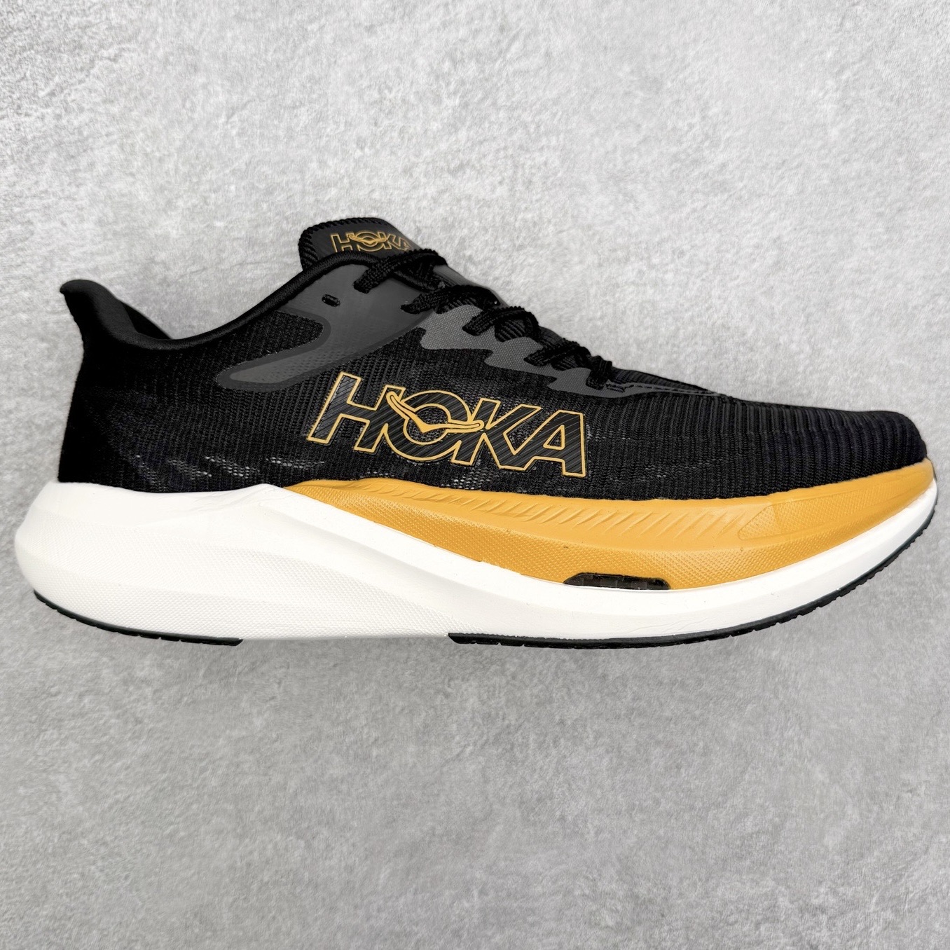 HOKA ONE ONE Rocket X 3 低帮专业越野跑步鞋 实拍首发 相较于前几代Mafate包裹感更好 跟Speedgoat(快速羚羊)系列比起来更加舒适 鞋底防滑性能在下坡的石板台阶和原始路面都有很好的表现 HOKA血统属性厚底设计 在快速下坡时起到缓震保护作用 减少重力给予脚踝、膝部、髋关节等处带来的冲击力 尺码：36 37 37.5 38 38.5 39 40 40.5 41 42 42.5 43 44 44.5 45-选品中心