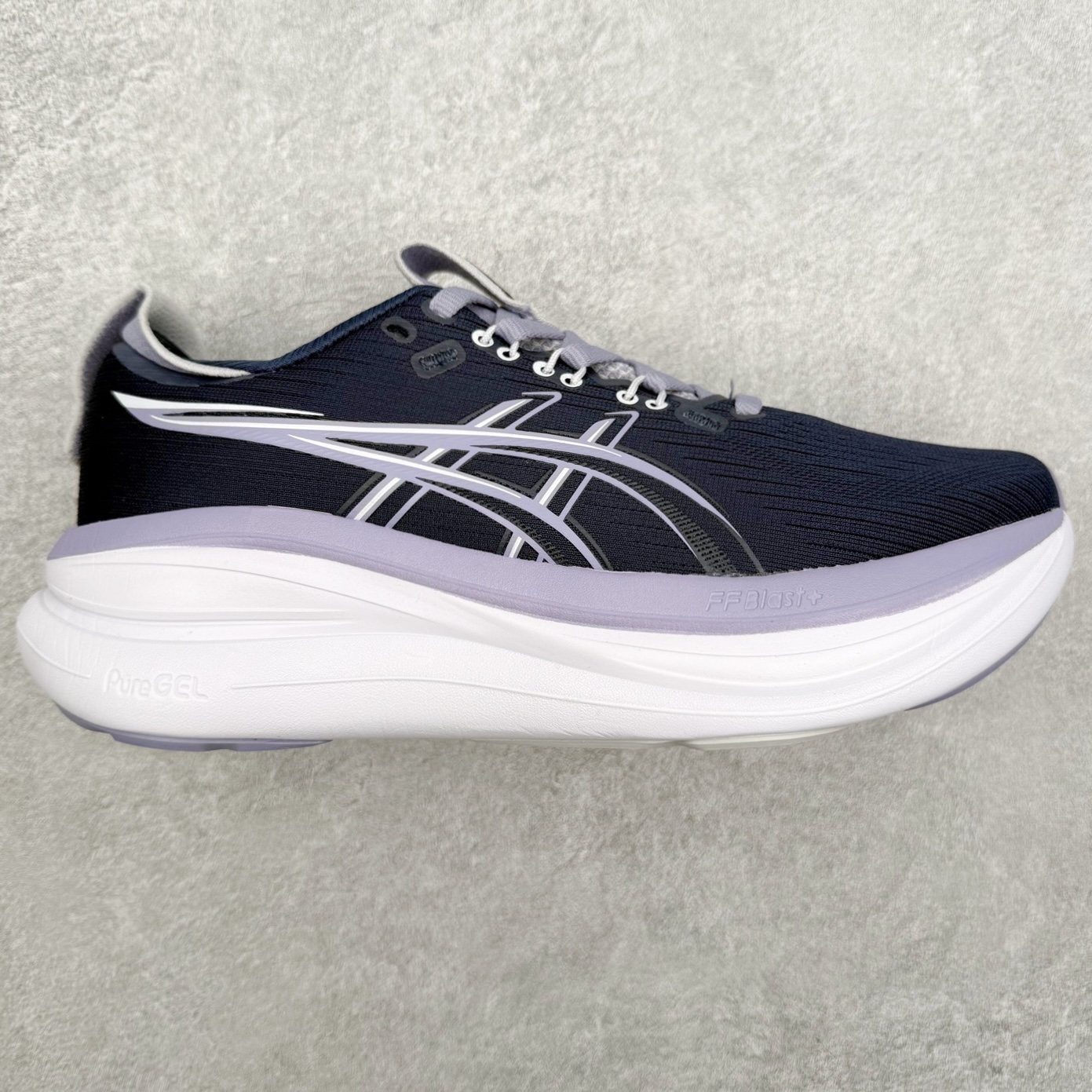 Asics GEL-Nimbus 28 亚瑟士缓震跑鞋 近年复古风潮的势头很旺 ASICS一直坚信保持身体的健康与活力是打造健康快乐的生活方式的最佳途径 ASICS为复古鞋型注入新设计 为玩家的街头穿搭提供了更多可能 GEL-NIMBUSTM9运动鞋最初是为中立和仰卧跑步者设计的长距离训练器 采用原始材料和关键细节重新设计 其Y2K时代的工业外观也被大胆的对比和色块所抵消 尺码：36 36.5 37.5 38 38.5 39 40 40.5 41.5 42 42.5 43.5 44 44.5 45-选品中心