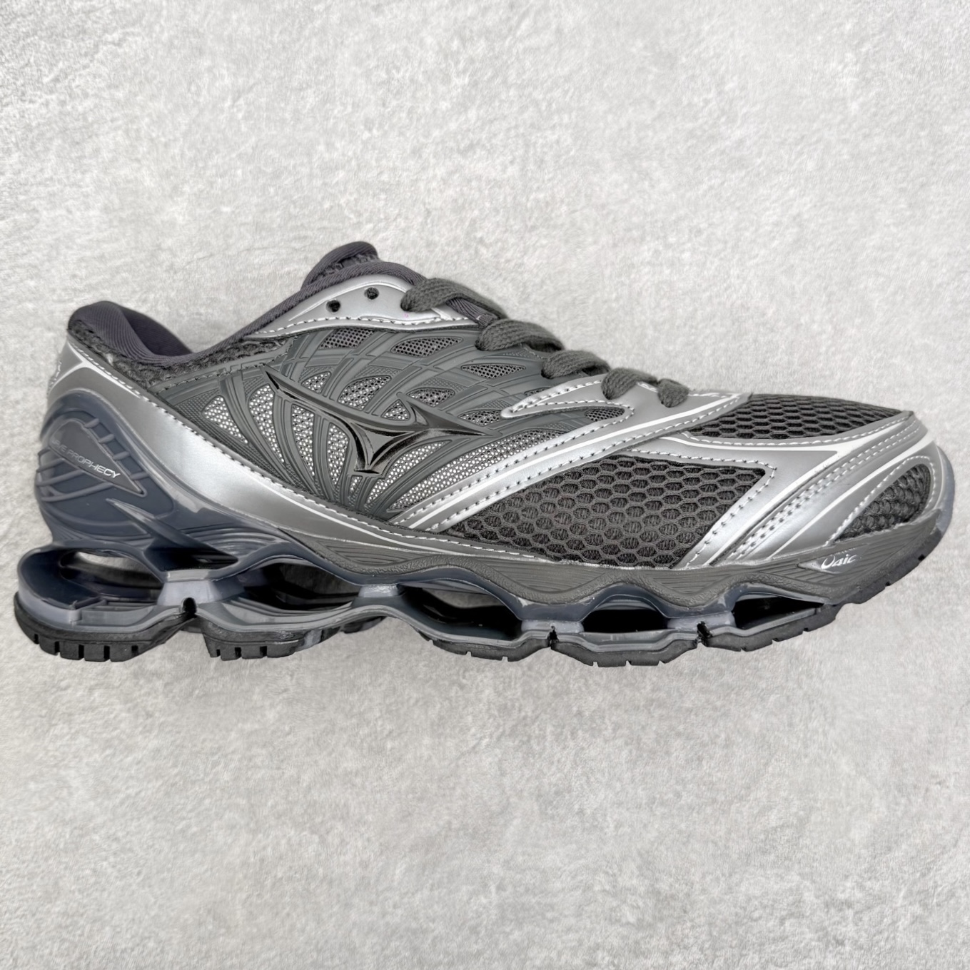 Mizuno Wave Prophecy LS 经典百搭跑步鞋 男女同款 美津浓（Mizuno）是日本美津浓株式会社于1906年创立的运动品牌，经过一个多世纪的不断努力现已成为世界著名的运动器具、服装和鞋类生产商。美津浓力求服务于各类运动项目，并竭力使运动生活更加愉快和振奋。产品种类齐全，覆盖几乎全部主要运动项目，达到30万多个品类。尺码：36 36.5 37.5 38 38.5 39 40 40.5 41 42 42.5 43 44 44.5 45-选品中心