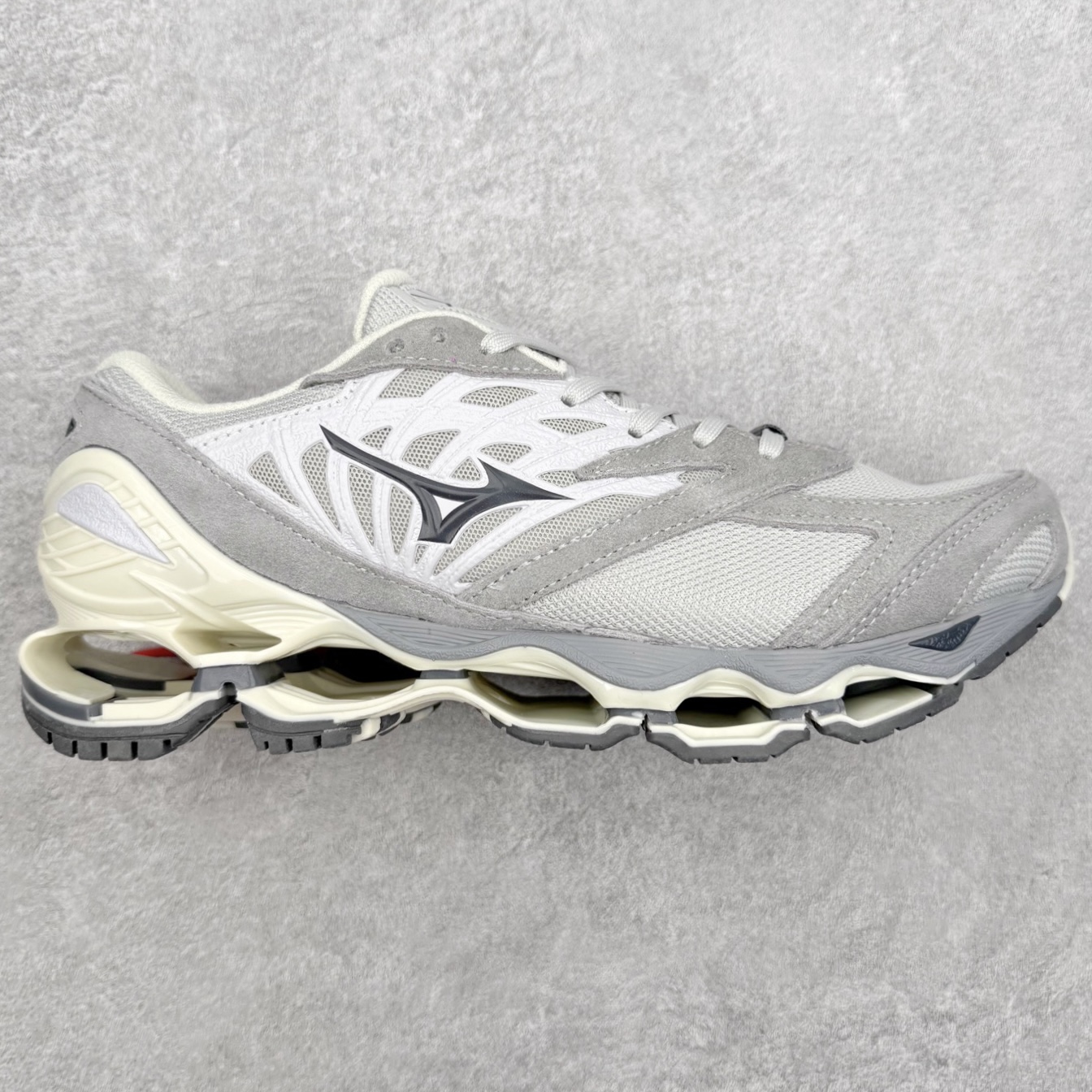 Mizuno Wave Prophecy LS 经典百搭跑步鞋 男女同款 美津浓（Mizuno）是日本美津浓株式会社于1906年创立的运动品牌，经过一个多世纪的不断努力现已成为世界著名的运动器具、服装和鞋类生产商。美津浓力求服务于各类运动项目，并竭力使运动生活更加愉快和振奋。产品种类齐全，覆盖几乎全部主要运动项目，达到30万多个品类。尺码：36 36.5 37.5 38 38.5 39 40 40.5 41 42 42.5 43 44 44.5 45-选品中心