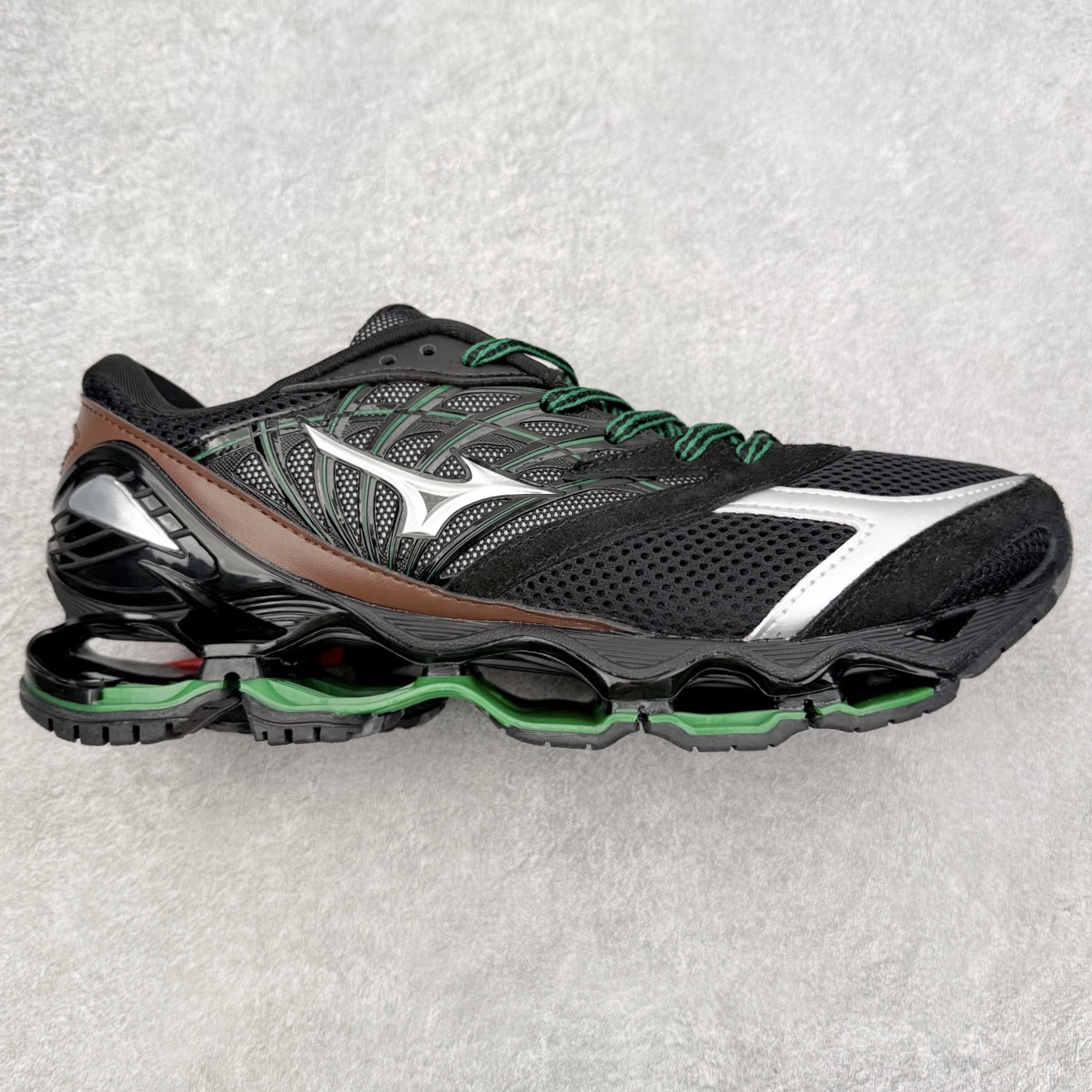 Mizuno Wave Prophecy LS 经典百搭跑步鞋 男女同款 美津浓（Mizuno）是日本美津浓株式会社于1906年创立的运动品牌，经过一个多世纪的不断努力现已成为世界著名的运动器具、服装和鞋类生产商。美津浓力求服务于各类运动项目，并竭力使运动生活更加愉快和振奋。产品种类齐全，覆盖几乎全部主要运动项目，达到30万多个品类。尺码：36 36.5 37.5 38 38.5 39 40 40.5 41 42 42.5 43 44 44.5 45-选品中心