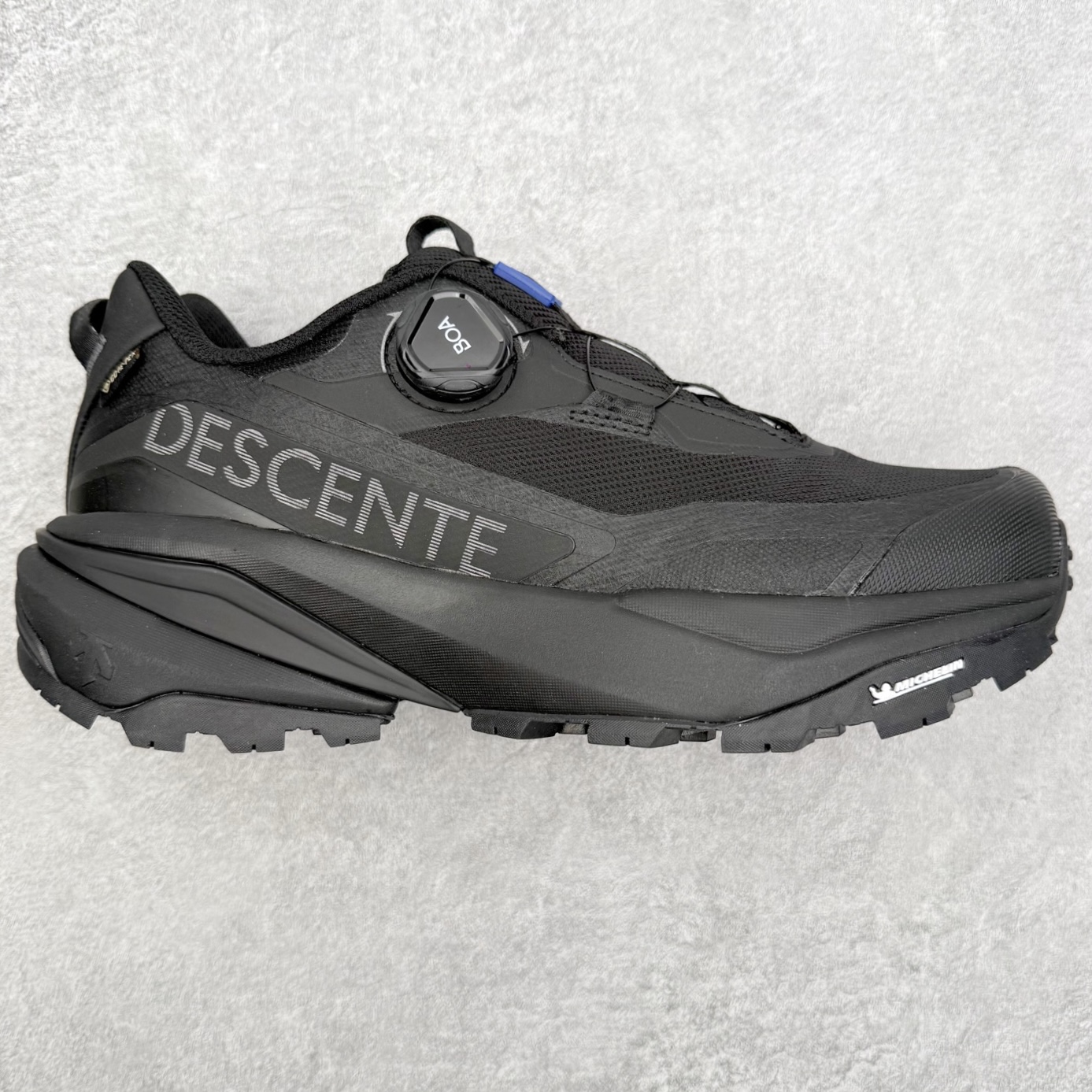 迪桑特DESCENTE SKI STYLE 系列 GORE-TEX 舒适耐磨防水低帮徒步鞋 男女同款 DESCENTE（迪桑特）创立于1935年，品牌名取自法语词汇，意为“滑降”。品牌箭头标识代表滑雪的三种技术“高速直线滑行”、“穿越”和“侧滑”，也寓意品牌在打造高端专业运动产品中不断追求完美的创新精神，致力于成为中国高端专业滑雪、综训、女子、铁人三项、高尔夫的第一品牌。实拍调校N版已经零色差零失真 百分百还原实物色彩所见即所得 不存在货不对板色差等低级问题 选购参考实物拍摄 不混卖不参货 只用心做好货严格选品 承诺混一赔十 尺码：36 36.5 37.5 38 38.5 39 40 40.5 41 42 42.5 43 44 44.5 45-选品中心