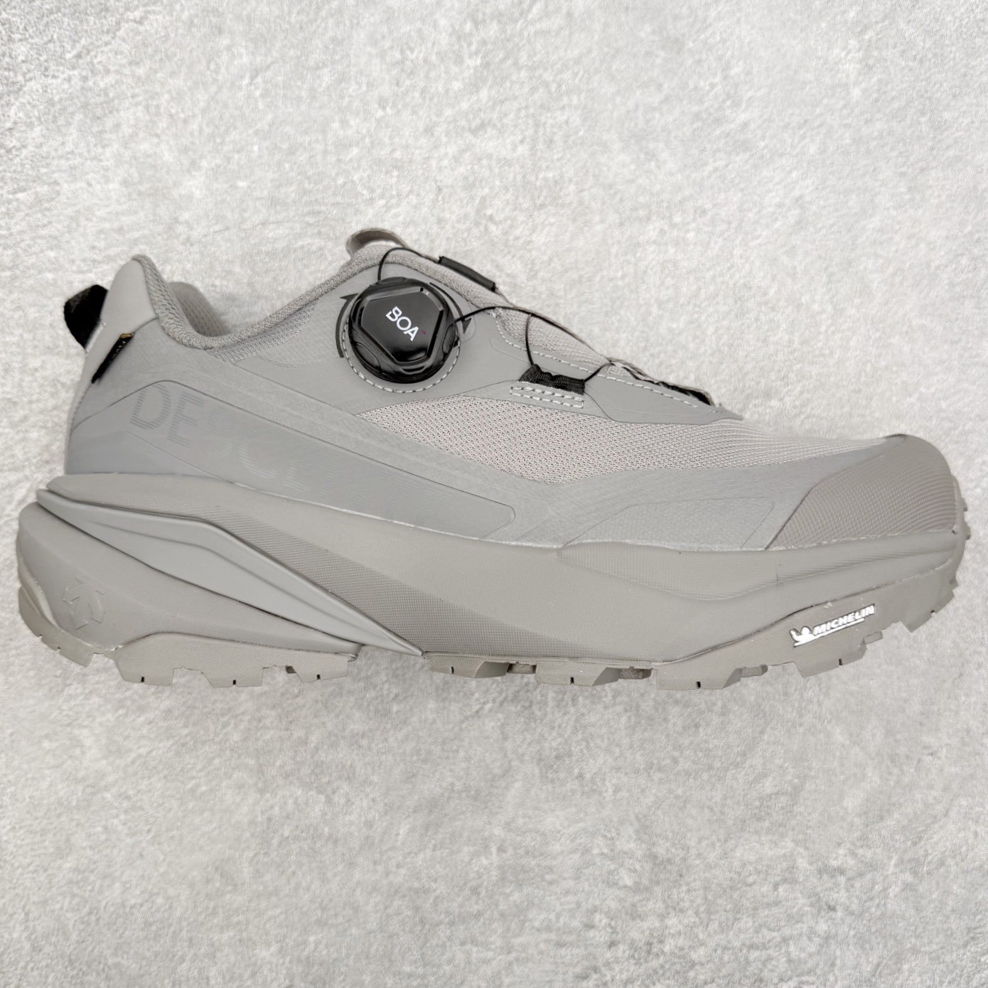 迪桑特DESCENTE SKI STYLE 系列 GORE-TEX 舒适耐磨防水低帮徒步鞋 男女同款 DESCENTE（迪桑特）创立于1935年，品牌名取自法语词汇，意为“滑降”。品牌箭头标识代表滑雪的三种技术“高速直线滑行”、“穿越”和“侧滑”，也寓意品牌在打造高端专业运动产品中不断追求完美的创新精神，致力于成为中国高端专业滑雪、综训、女子、铁人三项、高尔夫的第一品牌。实拍调校N版已经零色差零失真 百分百还原实物色彩所见即所得 不存在货不对板色差等低级问题 选购参考实物拍摄 不混卖不参货 只用心做好货严格选品 承诺混一赔十 尺码：36 36.5 37.5 38 38.5 39 40 40.5 41 42 42.5 43 44 44.5 45-选品中心