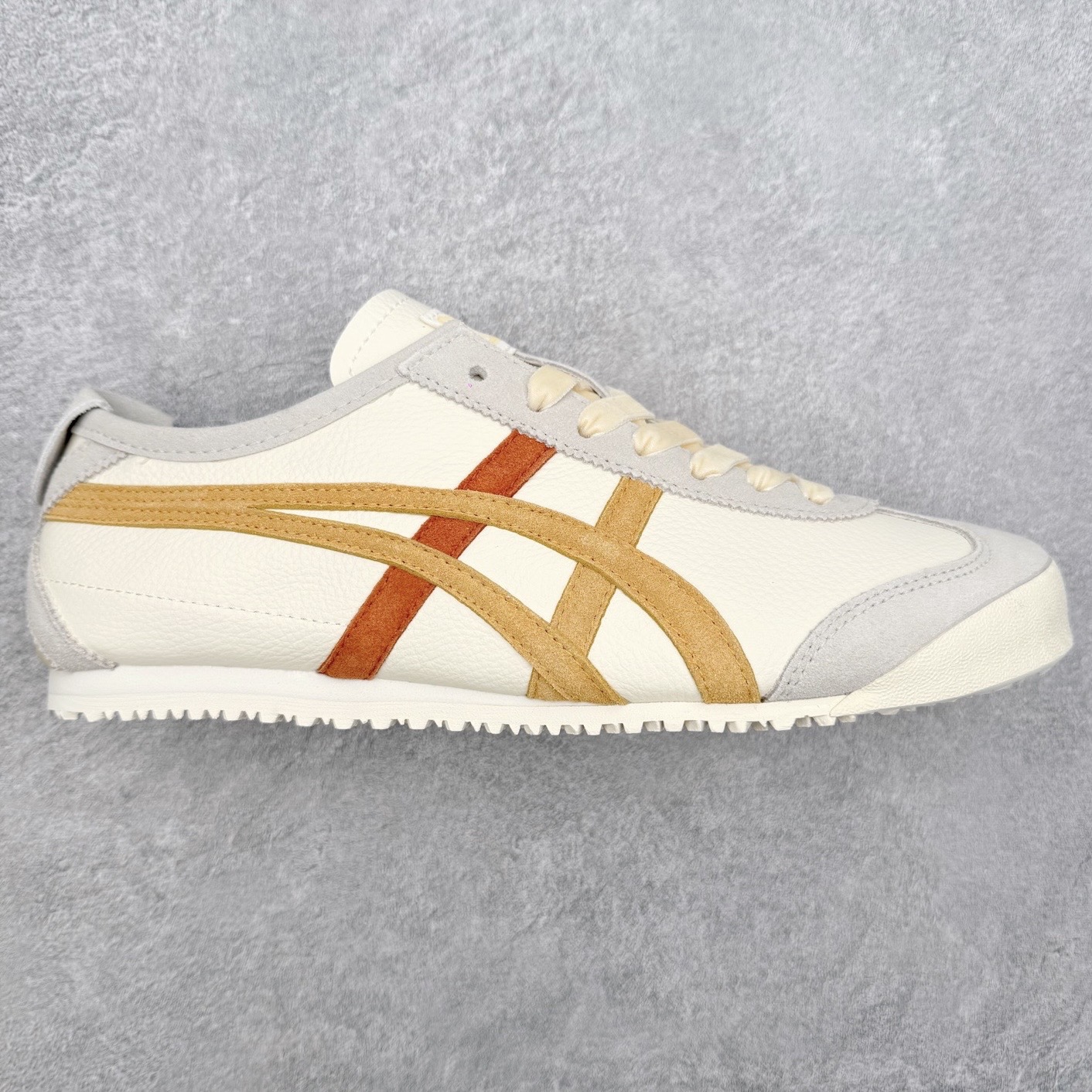 ＃C版 Asics Onitsuka Tiger MEXICO 66 亚瑟士鬼冢虎复古经典板鞋 市场王者选手 海外订单工厂出品 长期生产补货永不断码 超成熟稳定的做工品控 原装全套纸板楦头开发 原汁原味 完美呈现版型 私模正确鞋底咬花纹路 一比一鞋头弧度高度鞋身弧度 绝不口嗨 细节品控鞋型随意秒杀市面 原档咬花纹路私模大底 一个单元有六个三角形 总体形拼接呈现花瓣状 官方四联吊牌 原装Ortholite轻量化鞋垫 原盒原配 质保卡 说明书 钢印防尘纸 纸板中底带钢印 乳胶组合鞋垫 支持全方位的对比专柜 产品从款式颜色造型上体现出追求舒适和细节的完美 鞋类更是推崇手工制作的严谨与完美 融舒适性与可穿性的设计风格 注重细节的完美和别致魅力 既保持稳重 又不失轻松的时尚感 尺码：36 37 37.5 38 39 39.5 40 40.5 41.5 42 42.5 43.5 44 45-选品中心