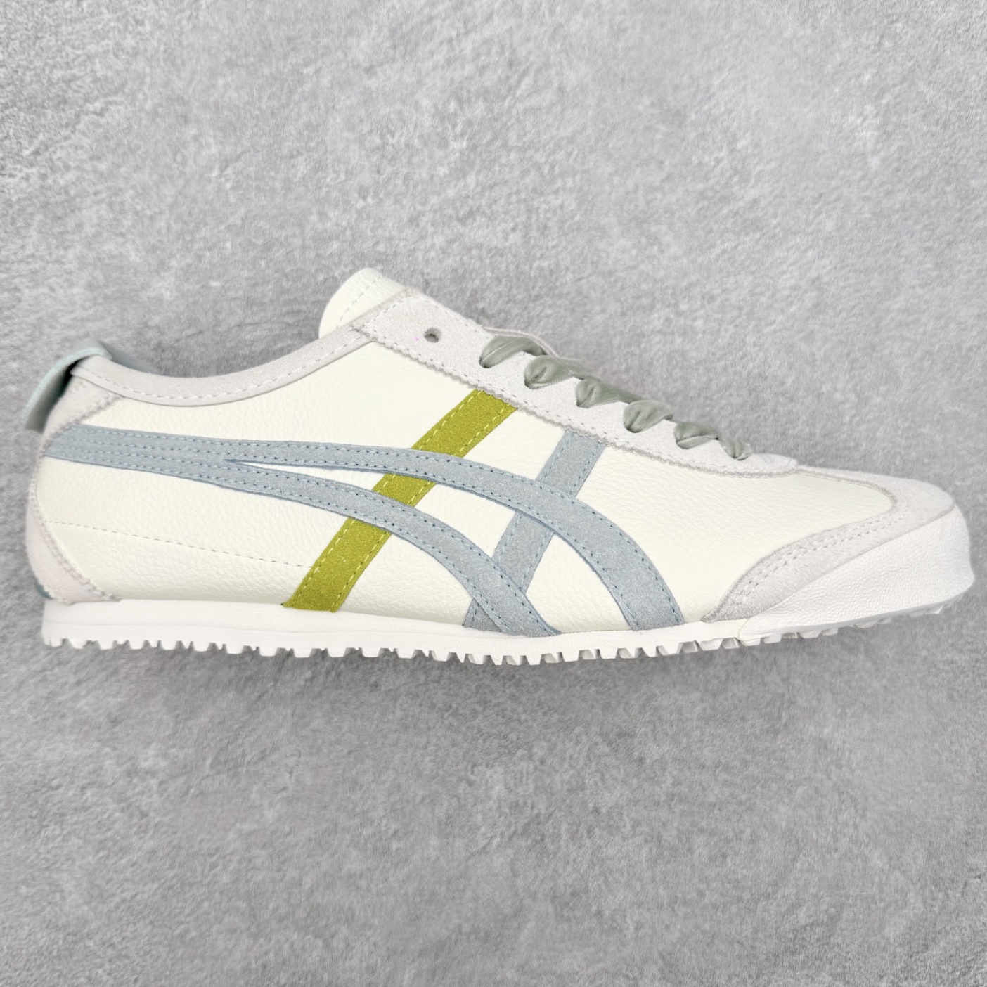 ＃C版 Asics Onitsuka Tiger MEXICO 66 亚瑟士鬼冢虎复古经典板鞋 市场王者选手 海外订单工厂出品 长期生产补货永不断码 超成熟稳定的做工品控 原装全套纸板楦头开发 原汁原味 完美呈现版型 私模正确鞋底咬花纹路 一比一鞋头弧度高度鞋身弧度 绝不口嗨 细节品控鞋型随意秒杀市面 原档咬花纹路私模大底 一个单元有六个三角形 总体形拼接呈现花瓣状 官方四联吊牌 原装Ortholite轻量化鞋垫 原盒原配 质保卡 说明书 钢印防尘纸 纸板中底带钢印 乳胶组合鞋垫 支持全方位的对比专柜 产品从款式颜色造型上体现出追求舒适和细节的完美 鞋类更是推崇手工制作的严谨与完美 融舒适性与可穿性的设计风格 注重细节的完美和别致魅力 既保持稳重 又不失轻松的时尚感 尺码：36 37 37.5 38 39 39.5 40 40.5 41.5 42 42.5 43.5 44 45-选品中心