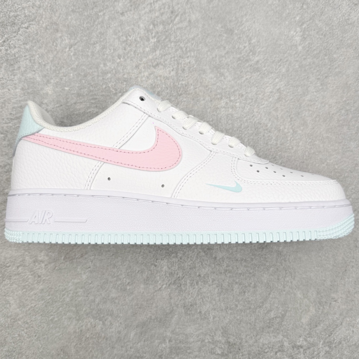 ＃XT纯原 NK Air Force 1 Low 空军一号时尚舒适防滑耐磨低帮板鞋 IH0640-161 顶级批次 2022全新楦头鞋型 鱼鳞大底 历时开发三个月 清洁度完美 二维码鞋标 内置芯片及solo气垫 大底高度及其弧度依照正品 钢印 logo刺绣 鞋口弧度 鞋头长度 鞋面冲孔 鞋垫背胶及钢印 完美鞋型对比正品 每一处都是细节满满 柔软、弹性十足的缓震性能和出色的中底设计 横跨复古与现代的外型结合 造就出风靡全球 三十多年的Force 1 直到今天还深受青睐 实拍调校N版已经零色差零失真 百分百还原实物色彩所见即所得 不存在货不对板色差等低级问题 选购参考实物拍摄 不混卖不参货 只用心做好货严格选品 承诺混一赔十 尺码：36 36.5 37.5 38 38.5 39 40 40.5 41 42 42.5 43 44 44.5 45-选品中心
