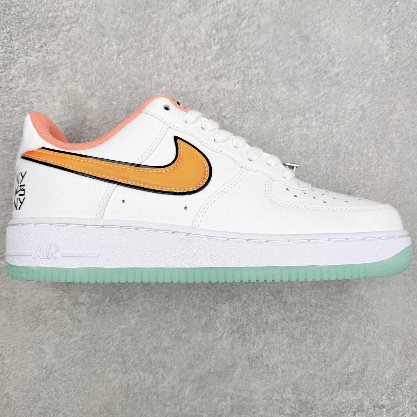 ＃XT纯原 NK Air Force 1 Low 空军一号时尚舒适防滑耐磨低帮板鞋 IH4962-100 顶级批次 2022全新楦头鞋型 鱼鳞大底 历时开发三个月 清洁度完美 二维码鞋标 内置芯片及solo气垫 大底高度及其弧度依照正品 钢印 logo刺绣 鞋口弧度 鞋头长度 鞋面冲孔 鞋垫背胶及钢印 完美鞋型对比正品 每一处都是细节满满 柔软、弹性十足的缓震性能和出色的中底设计 横跨复古与现代的外型结合 造就出风靡全球 三十多年的Force 1 直到今天还深受青睐 实拍调校N版已经零色差零失真 百分百还原实物色彩所见即所得 不存在货不对板色差等低级问题 选购参考实物拍摄 不混卖不参货 只用心做好货严格选品 承诺混一赔十 尺码：36 36.5 37.5 38 38.5 39 40 40.5 41 42 42.5 43 44 44.5 45-选品中心