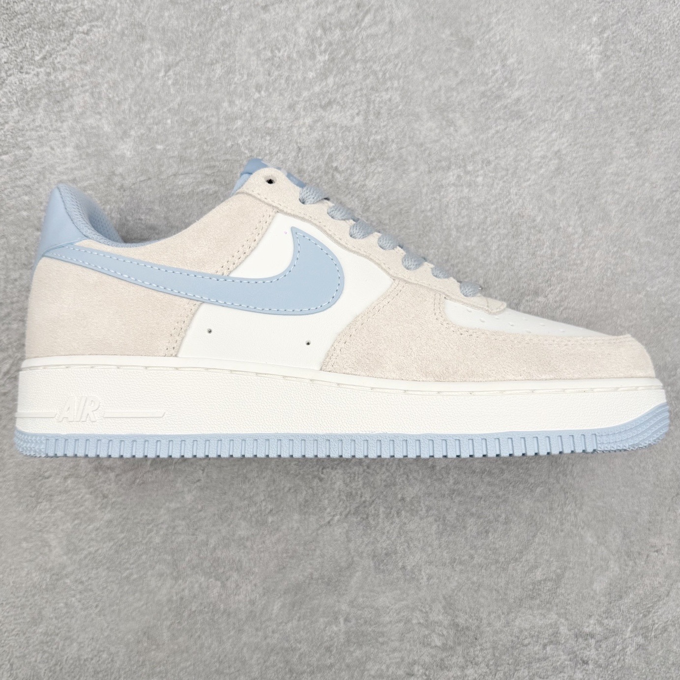 ＃XT纯原 NK Air Force 1 Low 空军一号时尚舒适防滑耐磨低帮板鞋 FQ8714-005 顶级批次 2022全新楦头鞋型 鱼鳞大底 历时开发三个月 清洁度完美 二维码鞋标 内置芯片及solo气垫 大底高度及其弧度依照正品 钢印 logo刺绣 鞋口弧度 鞋头长度 鞋面冲孔 鞋垫背胶及钢印 完美鞋型对比正品 每一处都是细节满满 柔软、弹性十足的缓震性能和出色的中底设计 横跨复古与现代的外型结合 造就出风靡全球 三十多年的Force 1 直到今天还深受青睐 实拍调校N版已经零色差零失真 百分百还原实物色彩所见即所得 不存在货不对板色差等低级问题 选购参考实物拍摄 不混卖不参货 只用心做好货严格选品 承诺混一赔十 尺码：36 36.5 37.5 38 38.5 39 40 40.5 41 42 42.5 43 44 44.5 45-选品中心