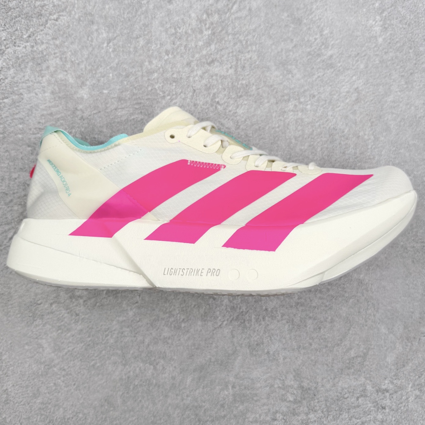 ＃纯原 AD Adizero Eva SL M 零度进化版系列低帮轻便透气竞速休闲运动慢跑鞋 KJ3873 相信大家对去年 adidas 横空出世的「顶级超跑」adiZero Adios Pro EVO 1 记忆犹新！不仅登顶阿迪史上最轻跑鞋宝座，更在接下来的全球马拉松赛事中，持续书写着惊人成绩，被网友戏称新一代「阿迪神鞋」全网刷屏！极简设计语言与强烈速度感和存在感的鞋侧三线，让人过目不忘，特别种草！其中定位于中长跑训练的 adidas Adizero Evo SL，整体外观造型与 adiZero Adios Pro EVO 1 非常相似。中底配置方面搭载全掌 Lightstrike Pro，鞋面采用透气网面示人，契合日常训练鞋的定位，更加耐用。外底给到了马牌橡胶，及类似上代竞速旗舰 adidas Adizero Adios Pro 3 区域分布。整体看下来无论是外观的鲜明辨识度，还是配置的扎实程度都很顶。尺码：36 36⅔ 37⅓ 38 38⅔ 39⅓ 40 40⅔ 41⅓ 42 42⅔ 43⅓ 44 44⅔ 45⅓ 46⅓-选品中心