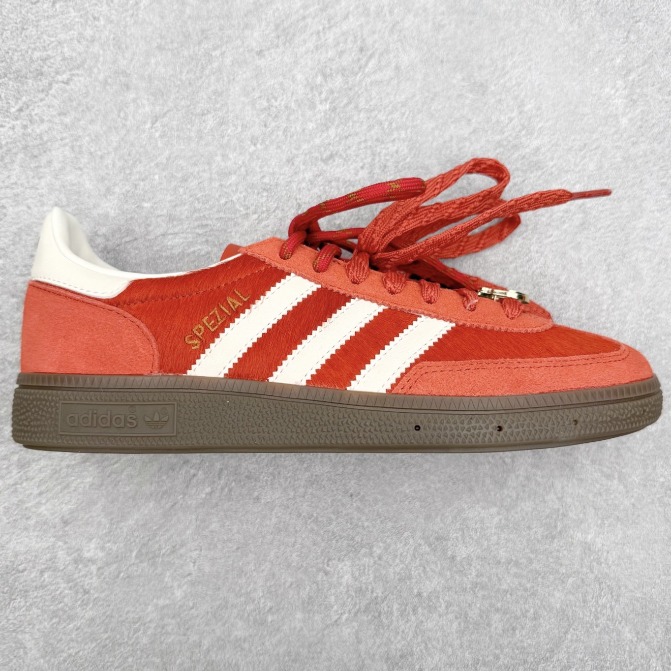 ＃C版纯原 AD Originals Handball SPZL 手球运动员系列百搭休闲运动板鞋 KJ6299 这款来自阿迪达斯的这款HANDBALL SPZL前身是一双手球运动鞋，这一次拿来复刻，所以鞋面的主要色彩选用了黑色， 鞋面外侧除了Spezial字母之外还有三叶草标志。Handball SPZL作为复古手球训练鞋与作为室内足球鞋的Samba有着异曲同工之处，但是质感更为出众的鞋身以及丰富的配色选择比起Samba来讲可以说是更胜一筹了！尺码：36 36⅔ 37⅓ 38 38⅔ 39⅓ 40 40⅔ 41⅓ 42 42⅔ 43⅓ 44 45-选品中心