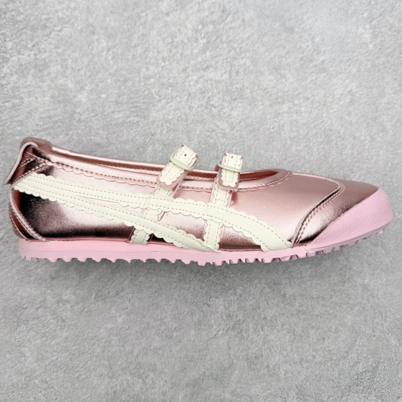 ＃DT Onitsuka Tiger MEXICO TGRS 鬼冢虎平跟玛丽珍舞蹈鞋 款演绎芭蕾风潮整鞋以灰色亮面为主色调，搭配奶油色过渡，形成柔和的视觉层次，搭配标志性的双滑动扣带设计装饰，3秒完成松紧调节，呈现出轻盈且充满未来感的视觉效果。鞋侧标志性的虎爪纹搭配白色缝线与鞋头弧线巧妙呼应，波浪形边缘设计打破传统运动鞋的棱角感，既保证运动功能性，又延续了MEXICO 66系列特有的复古跑鞋基因。无论是日常出行还是运动场合，在光线下会折射出丝绸般的光晕，随手一拍就是赛博朋克大片既视感 尺码：36 37 37.5 38 39 39.5 40-选品中心