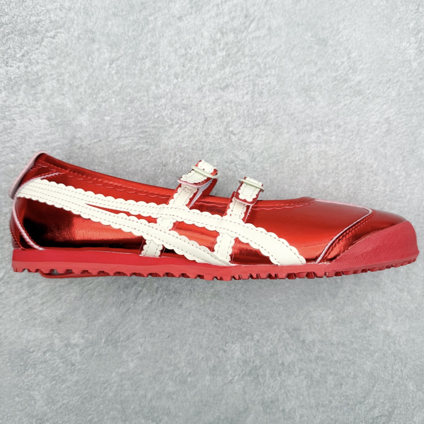 ＃DT Onitsuka Tiger MEXICO TGRS 鬼冢虎平跟玛丽珍舞蹈鞋 款演绎芭蕾风潮整鞋以灰色亮面为主色调，搭配奶油色过渡，形成柔和的视觉层次，搭配标志性的双滑动扣带设计装饰，3秒完成松紧调节，呈现出轻盈且充满未来感的视觉效果。鞋侧标志性的虎爪纹搭配白色缝线与鞋头弧线巧妙呼应，波浪形边缘设计打破传统运动鞋的棱角感，既保证运动功能性，又延续了MEXICO 66系列特有的复古跑鞋基因。无论是日常出行还是运动场合，在光线下会折射出丝绸般的光晕，随手一拍就是赛博朋克大片既视感 尺码：36 37 37.5 38 39 39.5 40-选品中心