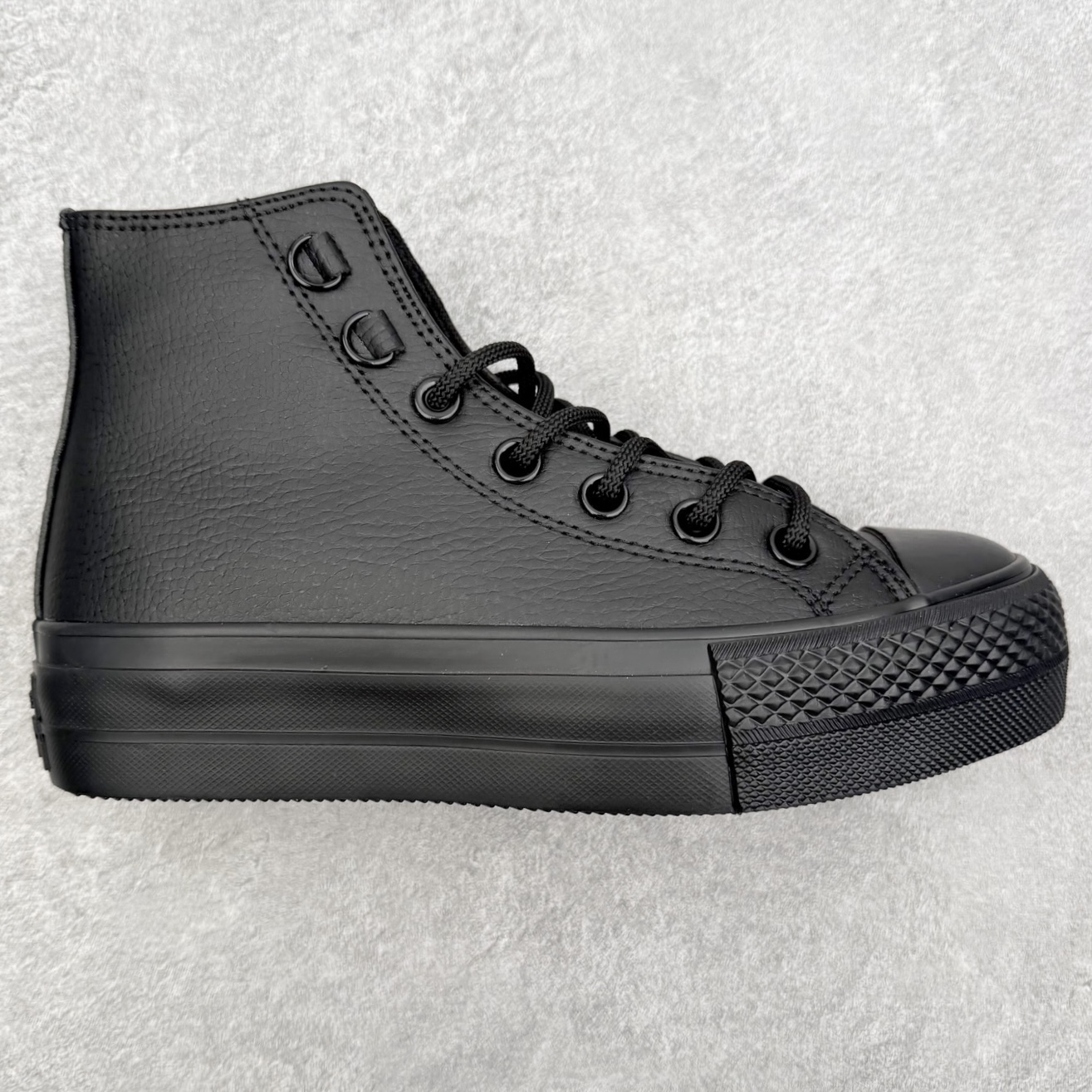 Converse Chuck All Star Lift 匡威官方 厚底防水皮面黑武士板鞋 鞋面采用细腻荔枝纹皮，触感柔软且耐磨损，哑光黑色调自带高级感，无论是搭配牛仔裤还是运动裙装都能轻松驾驭。 加高的厚底设计在视觉上拉长腿部线条，同时缓震性能优异，日常通勤或长时间行走都能保证舒适。鞋身的隐形星标 Logo 和加固鞋带孔等细节，延续了品牌标志性设计，又通过全黑配色让整体造型更显利落低调。 货号：A12969C 尺码：35 36 36.5 37 37.5 38 39 39.5 40 41 41.5 42 42.5 43 44-选品中心