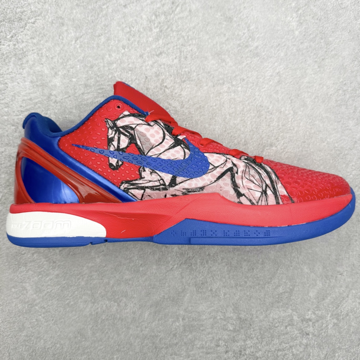 NK Zoom Kobe 6 Protro 科比六代实战篮球鞋 马年定制CYN配色 Eric Avar 这一次在设计中将轻盈发挥到了极致 鞋面采用了更加轻盈、更加强韧的创新的Flywire 2.0技术 球鞋重量更加轻质 重量仅为10.6盎司 内靴设计也使得穿着更加舒适 中底的配置则依日是可靠的zoom气垫和碳板的搭配 外底有个小细节令人十分喜欢 将纹路做成了心电图状 寓意科比对于篮球的喜爱 尺码：40 40.5 41 42 42.5 43 44 44.5 45 46-选品中心