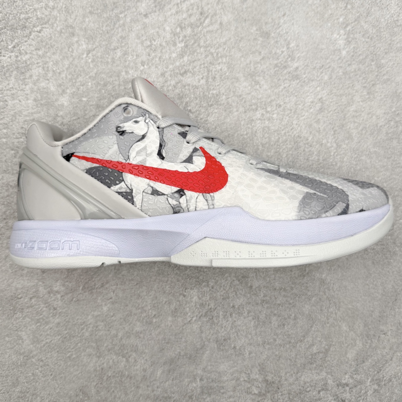 NK Zoom Kobe 6 Protro 科比六代实战篮球鞋 马年定制CYN配色 Eric Avar 这一次在设计中将轻盈发挥到了极致 鞋面采用了更加轻盈、更加强韧的创新的Flywire 2.0技术 球鞋重量更加轻质 重量仅为10.6盎司 内靴设计也使得穿着更加舒适 中底的配置则依日是可靠的zoom气垫和碳板的搭配 外底有个小细节令人十分喜欢 将纹路做成了心电图状 寓意科比对于篮球的喜爱 尺码：40 40.5 41 42 42.5 43 44 44.5 45 46-选品中心