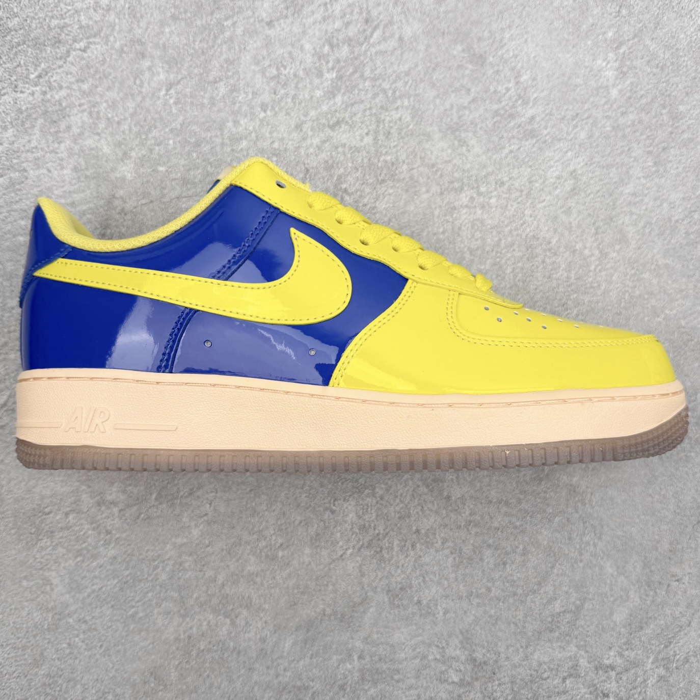 NK Air Force 1´07 Low 空军一号低帮百搭休闲运动板鞋 HV9405-300 柔软、弹性十足的缓震性能和出色的中底设计 横跨复古与现代的外型结合 造就出风靡全球 三十多年的Force 1 直到今天还深受青睐 实拍调校N版已经零色差零失真 百分百还原实物色彩所见即所得 不存在货不对板色差等低级问题 选购参考实物拍摄 不混卖不参货 只用心做好货严格选品 承诺混一赔十 尺码：36 36.5 37.5 38 38.5 39 40 40.5 41 42 42.5 43 44 44.5 45-选品中心