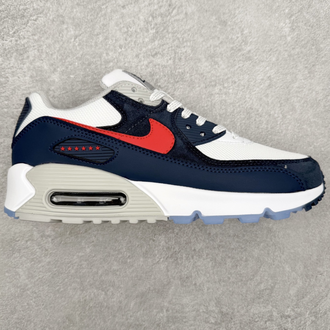 ＃MX版 NK Air MAX 90 气垫复古减震跑步鞋 II7591-100 经典重温 独家陆续补货 外单专供大厂出品 品质稳定 一百余色 终端操作 Air Max 90于1990年推出 来自Air Max系列 在Air Max 1的基础上改进而得 增加了气垫面积 外型上也更为流线 最特別的就是加入了菱纹塑胶嵌板 为Air Max 90增添了许多潮流气息 皮革鞋面 造就出色耐穿性和支撑力 Max Air缓震配置搭配泡棉中底 令Air Max 90轻盈而舒适 华夫格橡胶外底 铸就Air Max 90非凡的抓地力 而Air Max 90不仅是一双跑鞋 它成功跨越了时间的演进 成为了球鞋文化与潮流圈中最熟为人知的鞋款之一 尺码：36 36.5 37.5 38 38.5 39 40 40.5 41 42 42.5 43 44 44.5 45-选品中心