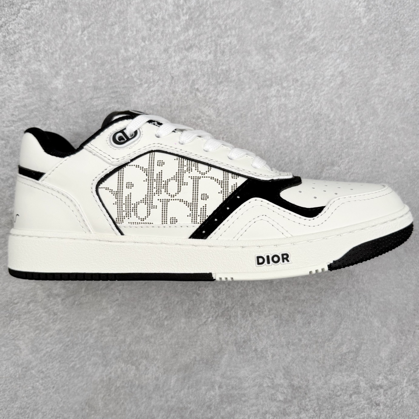 DIOR 迪奥 B27低帮 经典奢侈品休闲运动板鞋 东莞大厂生产 品质货真价实 代购级别 市面顶级版本 Oblique印花电秀 长时售卖 退换率超低这款B27运动鞋是DIOR的经典单品 和迪奥光滑牛皮革精心制作，侧面饰以米色和黑色提花Oblique印花镶边（激光冲孔）搭配CD lcon孔眼，双色橡胶鞋底，鞋舌和后跟处均饰以标志性细节，更显精致，时尚百搭，可为各种造型增光添彩 蓝色 奶油白色和迪奥灰光滑牛皮革 米色和黑色提花面料oblique印花 鞋底和鞋眼饰以DIOR标志 系带开合搭配CD·lcon孔眼网眼织物里料 双色橡胶外底 侧面缝线拼接结构 含防尘袋和一对鞋带 全套意大利正品包装 尺码 35 36 37 38 39 40 41 42 43 44 45 46-选品中心