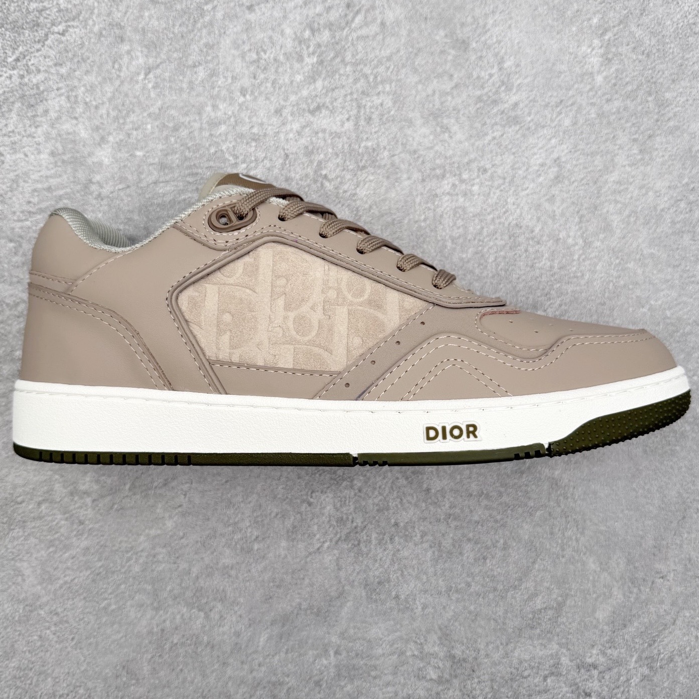 DIOR 迪奥 B27低帮 经典奢侈品休闲运动板鞋 东莞大厂生产 品质货真价实 代购级别 市面顶级版本 Oblique印花电秀 长时售卖 退换率超低这款B27运动鞋是DIOR的经典单品 和迪奥光滑牛皮革精心制作，侧面饰以米色和黑色提花Oblique印花镶边（激光冲孔）搭配CD lcon孔眼，双色橡胶鞋底，鞋舌和后跟处均饰以标志性细节，更显精致，时尚百搭，可为各种造型增光添彩 蓝色 奶油白色和迪奥灰光滑牛皮革 米色和黑色提花面料oblique印花 鞋底和鞋眼饰以DIOR标志 系带开合搭配CD·lcon孔眼网眼织物里料 双色橡胶外底 侧面缝线拼接结构 含防尘袋和一对鞋带 全套意大利正品包装 尺码 35 36 37 38 39 40 41 42 43 44 45 46-选品中心