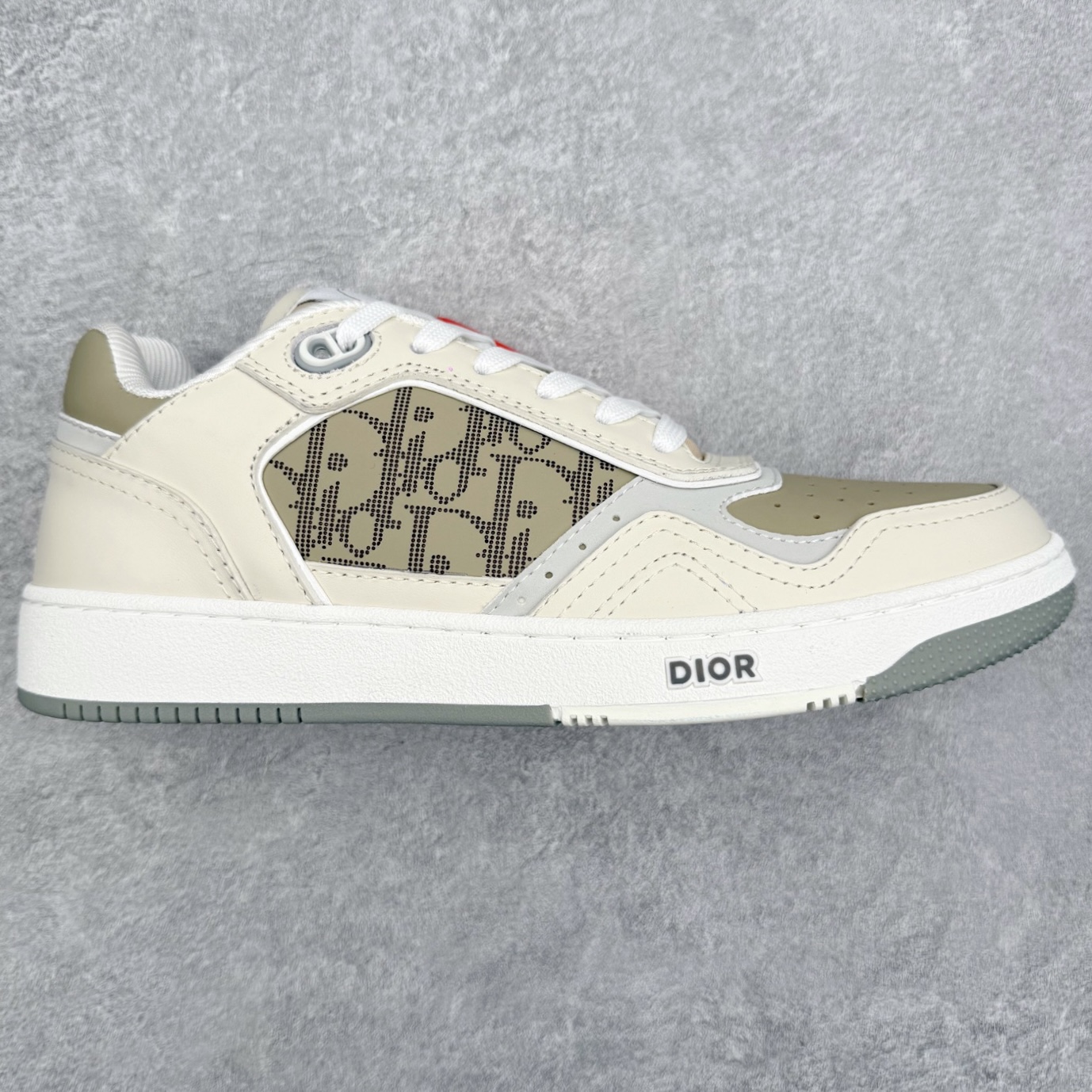 DIOR 迪奥 B27低帮 经典奢侈品休闲运动板鞋 东莞大厂生产 品质货真价实 代购级别 市面顶级版本 Oblique印花电秀 长时售卖 退换率超低这款B27运动鞋是DIOR的经典单品 和迪奥光滑牛皮革精心制作，侧面饰以米色和黑色提花Oblique印花镶边（激光冲孔）搭配CD lcon孔眼，双色橡胶鞋底，鞋舌和后跟处均饰以标志性细节，更显精致，时尚百搭，可为各种造型增光添彩 蓝色 奶油白色和迪奥灰光滑牛皮革 米色和黑色提花面料oblique印花 鞋底和鞋眼饰以DIOR标志 系带开合搭配CD·lcon孔眼网眼织物里料 双色橡胶外底 侧面缝线拼接结构 含防尘袋和一对鞋带 全套意大利正品包装 尺码 35 36 37 38 39 40 41 42 43 44 45 46-选品中心