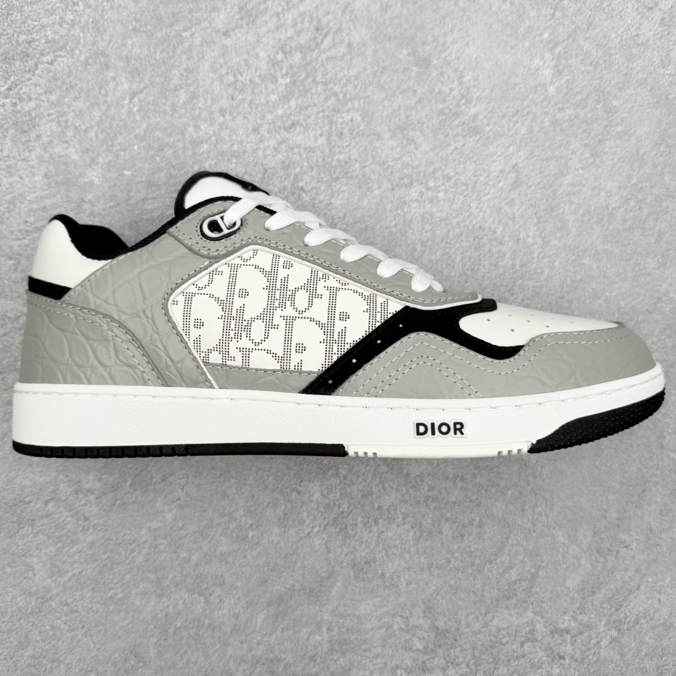 DIOR 迪奥 B27低帮 经典奢侈品休闲运动板鞋 东莞大厂生产 品质货真价实 代购级别 市面顶级版本 Oblique印花电秀 长时售卖 退换率超低这款B27运动鞋是DIOR的经典单品 和迪奥光滑牛皮革精心制作，侧面饰以米色和黑色提花Oblique印花镶边（激光冲孔）搭配CD lcon孔眼，双色橡胶鞋底，鞋舌和后跟处均饰以标志性细节，更显精致，时尚百搭，可为各种造型增光添彩 蓝色 奶油白色和迪奥灰光滑牛皮革 米色和黑色提花面料oblique印花 鞋底和鞋眼饰以DIOR标志 系带开合搭配CD·lcon孔眼网眼织物里料 双色橡胶外底 侧面缝线拼接结构 含防尘袋和一对鞋带 全套意大利正品包装 尺码 35 36 37 38 39 40 41 42 43 44 45 46-选品中心