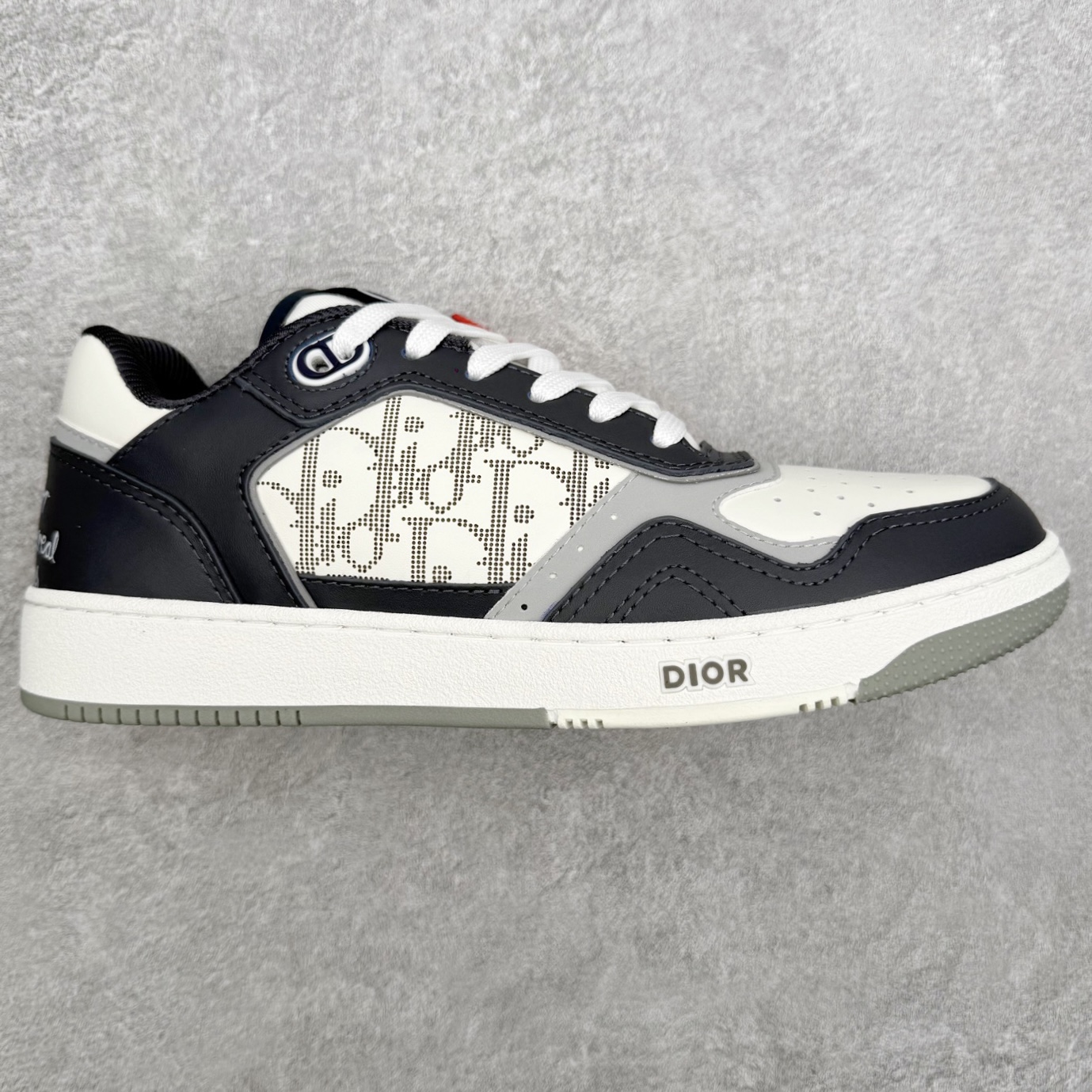 DIOR 迪奥 B27低帮 经典奢侈品休闲运动板鞋 东莞大厂生产 品质货真价实 代购级别 市面顶级版本 Oblique印花电秀 长时售卖 退换率超低这款B27运动鞋是DIOR的经典单品 和迪奥光滑牛皮革精心制作，侧面饰以米色和黑色提花Oblique印花镶边（激光冲孔）搭配CD lcon孔眼，双色橡胶鞋底，鞋舌和后跟处均饰以标志性细节，更显精致，时尚百搭，可为各种造型增光添彩 蓝色 奶油白色和迪奥灰光滑牛皮革 米色和黑色提花面料oblique印花 鞋底和鞋眼饰以DIOR标志 系带开合搭配CD·lcon孔眼网眼织物里料 双色橡胶外底 侧面缝线拼接结构 含防尘袋和一对鞋带 全套意大利正品包装 尺码 35 36 37 38 39 40 41 42 43 44 45 46-选品中心
