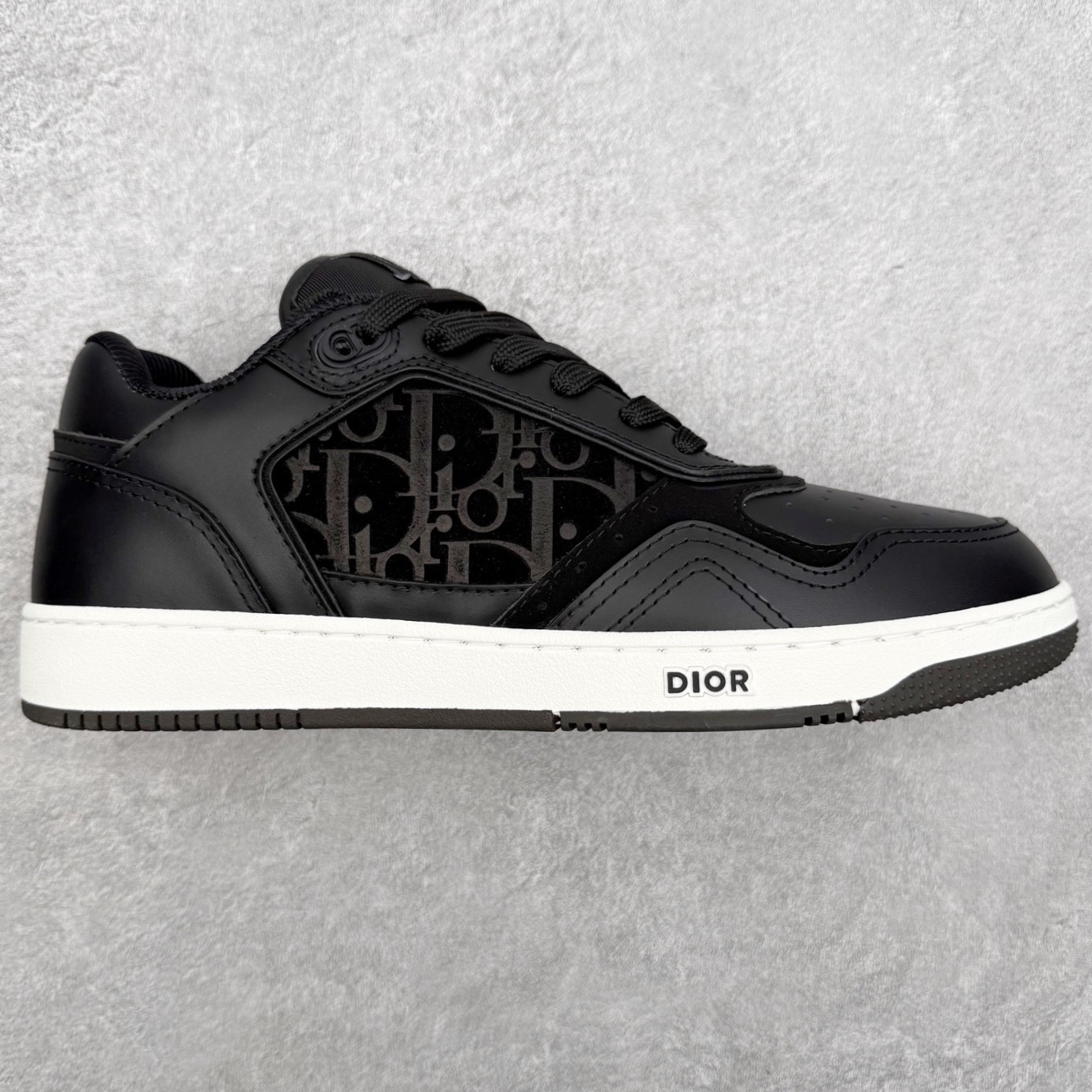 DIOR 迪奥 B27低帮 经典奢侈品休闲运动板鞋 东莞大厂生产 品质货真价实 代购级别 市面顶级版本 Oblique印花电秀 长时售卖 退换率超低这款B27运动鞋是DIOR的经典单品 和迪奥光滑牛皮革精心制作，侧面饰以米色和黑色提花Oblique印花镶边（激光冲孔）搭配CD lcon孔眼，双色橡胶鞋底，鞋舌和后跟处均饰以标志性细节，更显精致，时尚百搭，可为各种造型增光添彩 蓝色 奶油白色和迪奥灰光滑牛皮革 米色和黑色提花面料oblique印花 鞋底和鞋眼饰以DIOR标志 系带开合搭配CD·lcon孔眼网眼织物里料 双色橡胶外底 侧面缝线拼接结构 含防尘袋和一对鞋带 全套意大利正品包装 尺码 35 36 37 38 39 40 41 42 43 44 45 46-选品中心