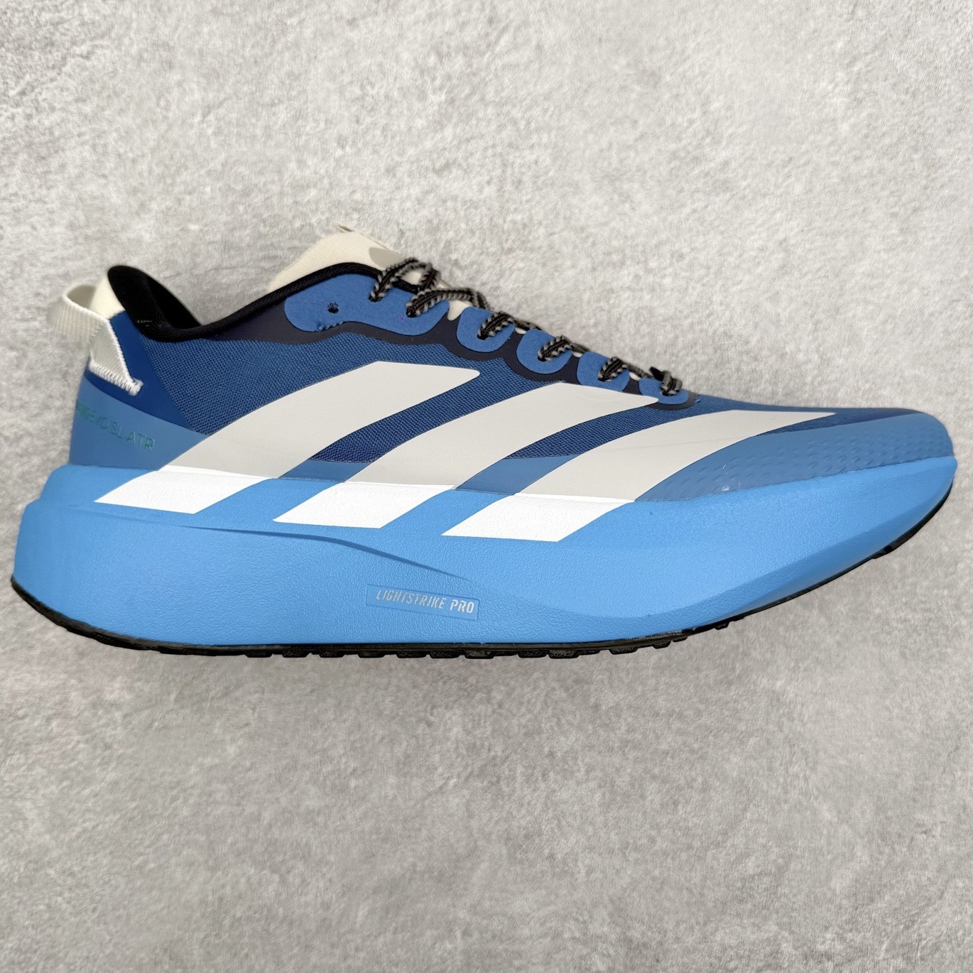 AD Adizero EVO SL ATR M 马拉松竞速专业跑鞋 CELERMESH针织网面非常轻薄 纤维间的缝隙很大 可以保证跑步时的透气、排汗效果 鞋舌直接与两侧的内衬和鞋底连接在一起 在跑步过程中不会被鞋舌的左右移动所困扰 在标准鞋带孔的基础上再拓宽一组鞋带孔 适合不同脚型的需求 突破性 EnergyRods 技术，有助于跑者实现更好的成绩 中底独特的LIGHTSTRIKE PRO泡棉材质 微弹感觉在跑步过程中给予了良好的支撑体验 对于顶级精英和高水平进阶跑者来说 ADIOS PRO是一双值得信赖的竞速比赛用鞋 尺码：36 36.5 37.5 38 38.5 39 40 40.5 41 42 42.5 43 44 44.5 45-选品中心