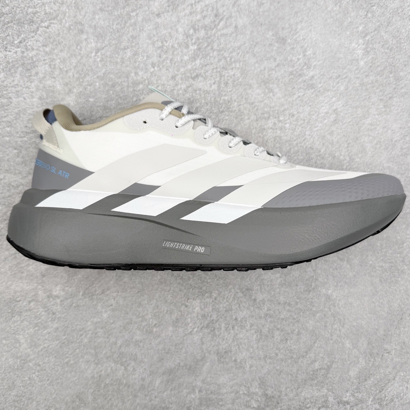 AD Adizero EVO SL ATR M 马拉松竞速专业跑鞋 CELERMESH针织网面非常轻薄 纤维间的缝隙很大 可以保证跑步时的透气、排汗效果 鞋舌直接与两侧的内衬和鞋底连接在一起 在跑步过程中不会被鞋舌的左右移动所困扰 在标准鞋带孔的基础上再拓宽一组鞋带孔 适合不同脚型的需求 突破性 EnergyRods 技术，有助于跑者实现更好的成绩 中底独特的LIGHTSTRIKE PRO泡棉材质 微弹感觉在跑步过程中给予了良好的支撑体验 对于顶级精英和高水平进阶跑者来说 ADIOS PRO是一双值得信赖的竞速比赛用鞋 尺码：36 36.5 37.5 38 38.5 39 40 40.5 41 42 42.5 43 44 44.5 45-选品中心