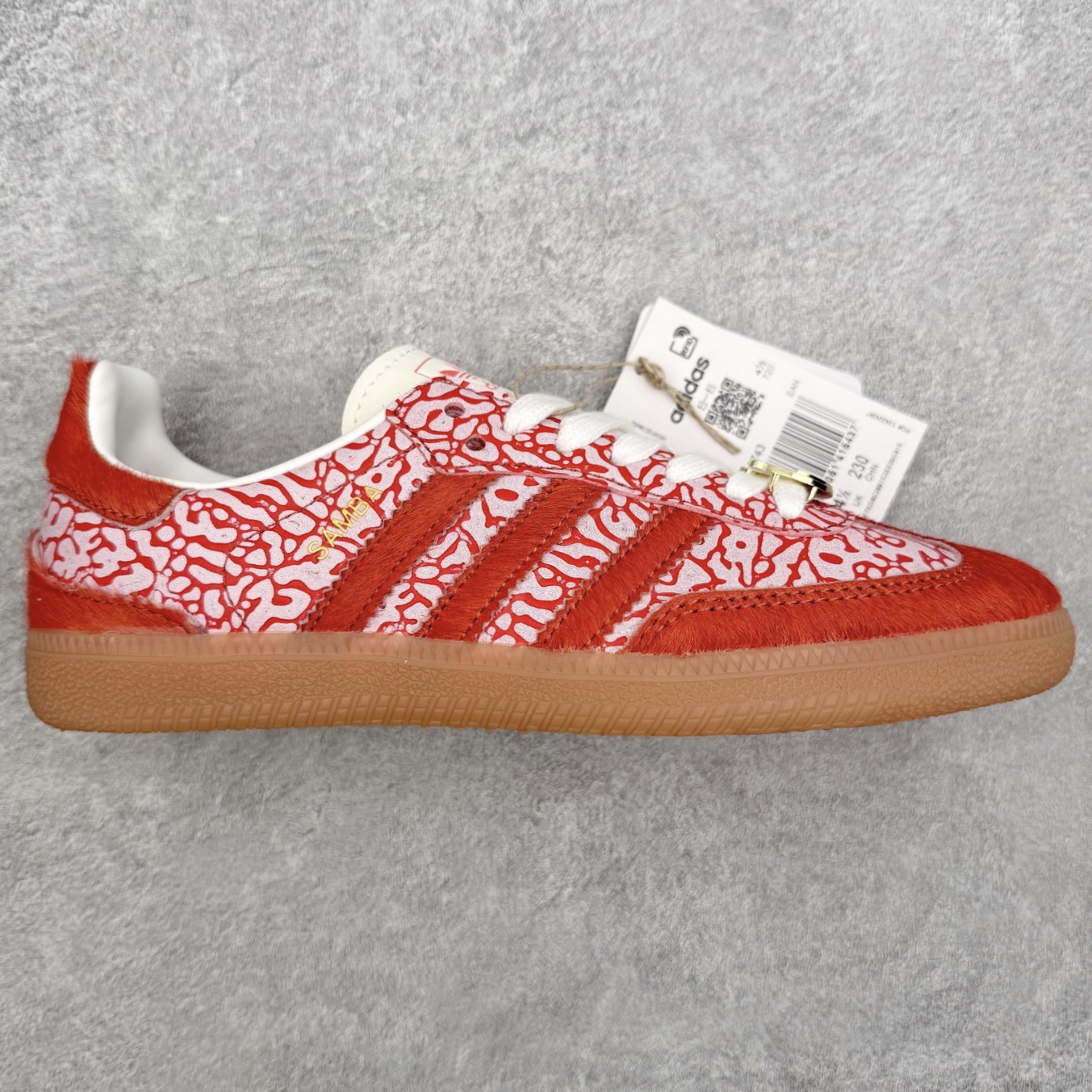 AD Original Samba OG 复古经典轻便板鞋 JR8743 口碑大厂出品 品控大底版型不断改良更新 全套原纸板楦头开发 确保原汁原味 完美呈现桑巴版型 一比一鞋头弧度高度鞋身弧度 此版本只针对中端市场 皮料材质有所更替 其他数据细节工艺流程均保持一致 绝不口嗨 细节品控鞋型随意对比 正确烫金高频细节 原装纳米超迁皮料 独家私模橡胶大底 原盒原配 这款桑巴鞋展示了高质量的工艺 带有装饰的超锁缝制和无缝的手感 柔软、柔软的皮革造型和标志性的3条纹完成了精致的外观 正规合身鞋带 鞋面上有绒面鞋垫 橡胶鞋底 享受正畸套筒软感 自50年代首次亮相以来就一直在赢得粉丝的青睐 尺码：35.5 36 36.5 37.5 38 38.5 39 40 40.5 41 42 42.5 43 44 44.5 45-选品中心