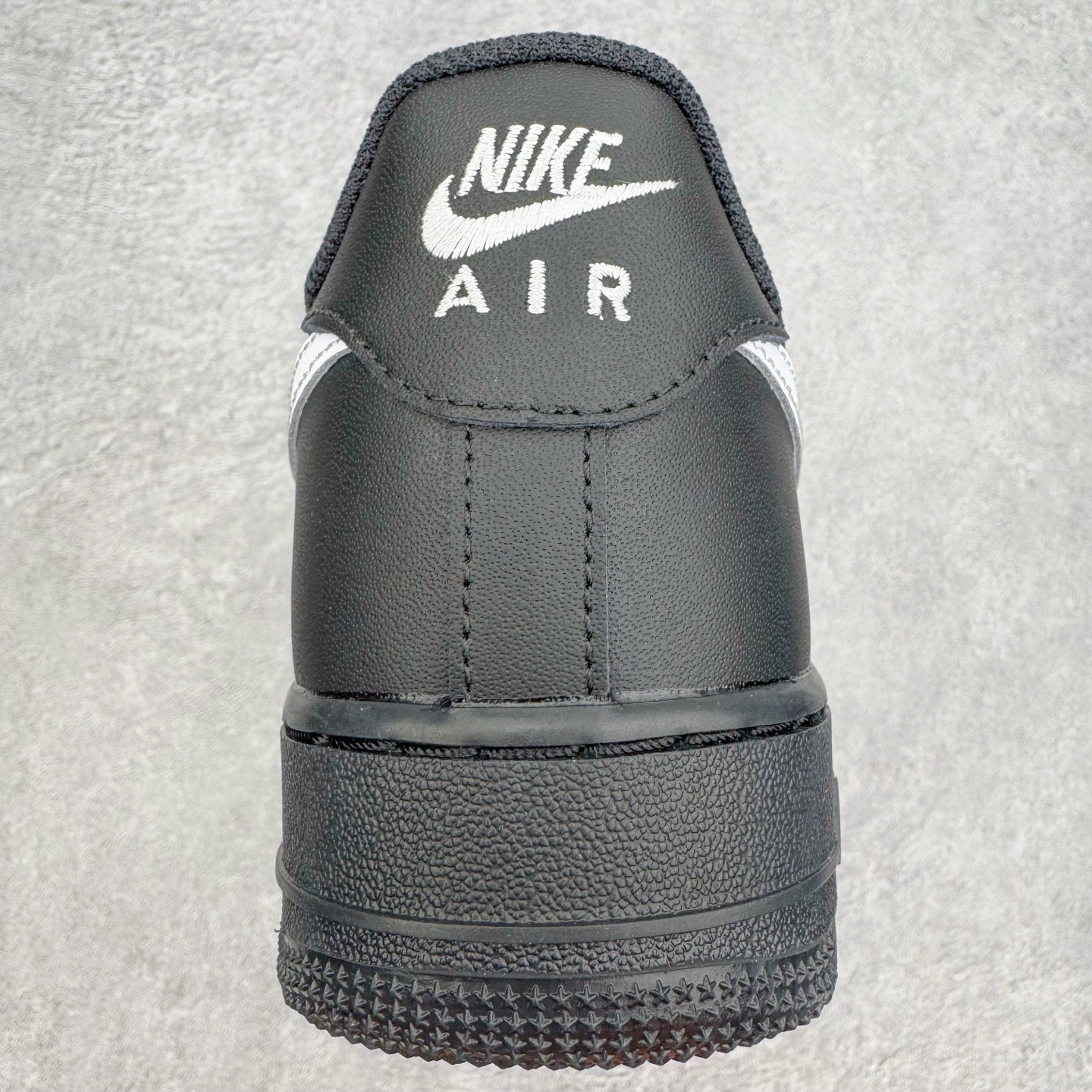 图片[8]-＃纯原 NK Air Force 1 Low \’07 空军一号低帮经典板鞋 2025新版 黑白 FZ0627-010 独家私模2025全新鱼鳞纹大底 咬花纹路更加清晰 全新排版鞋头倒置五角星 五角星对比旧版老版本 间距放大 星星缩小 全套官方原配件 防尘布袋 全鞋电脑针车 工整有序 视觉效果满分 原厂拉帮手法 标准四线 密度针距针孔大小控制到位 原装反口里网布海绵 正确卡色网眼大小 新版鞋撑改用纸团代替 原厂港宝加持完美还原灵魂版型 从里到外百分百还原 内置Sole气垫 中底白色背胶 已经无限的接近公司 原厂楦头 原厂刺绣 后跟弧度完美 尺码：35.5 36 36.5 37.5 38 38.5 39 40 40.5 41 42 42.5 43 44 44.5 45 46-选品中心