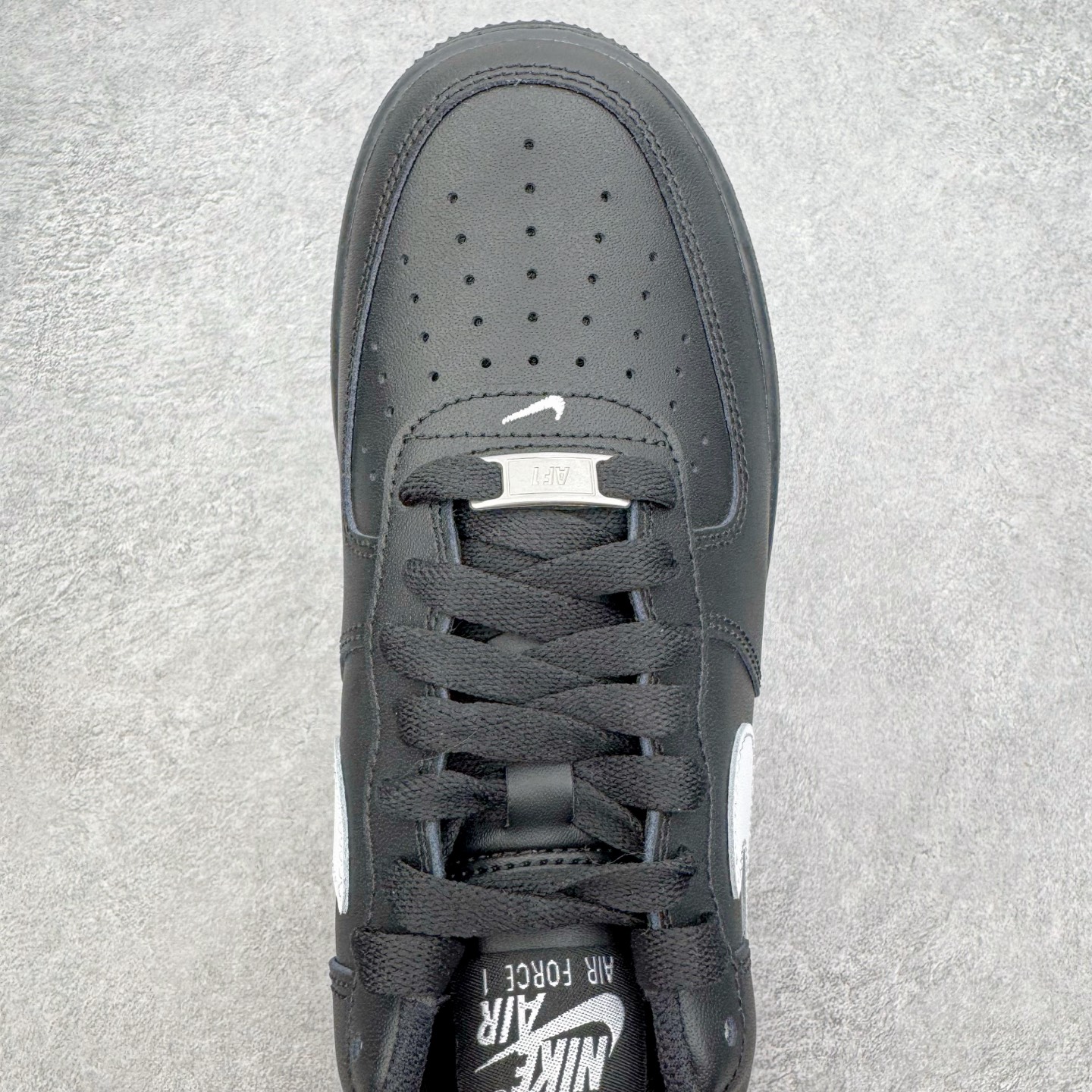 图片[4]-＃纯原 NK Air Force 1 Low \’07 空军一号低帮经典板鞋 2025新版 黑白 FZ0627-010 独家私模2025全新鱼鳞纹大底 咬花纹路更加清晰 全新排版鞋头倒置五角星 五角星对比旧版老版本 间距放大 星星缩小 全套官方原配件 防尘布袋 全鞋电脑针车 工整有序 视觉效果满分 原厂拉帮手法 标准四线 密度针距针孔大小控制到位 原装反口里网布海绵 正确卡色网眼大小 新版鞋撑改用纸团代替 原厂港宝加持完美还原灵魂版型 从里到外百分百还原 内置Sole气垫 中底白色背胶 已经无限的接近公司 原厂楦头 原厂刺绣 后跟弧度完美 尺码：35.5 36 36.5 37.5 38 38.5 39 40 40.5 41 42 42.5 43 44 44.5 45 46-选品中心