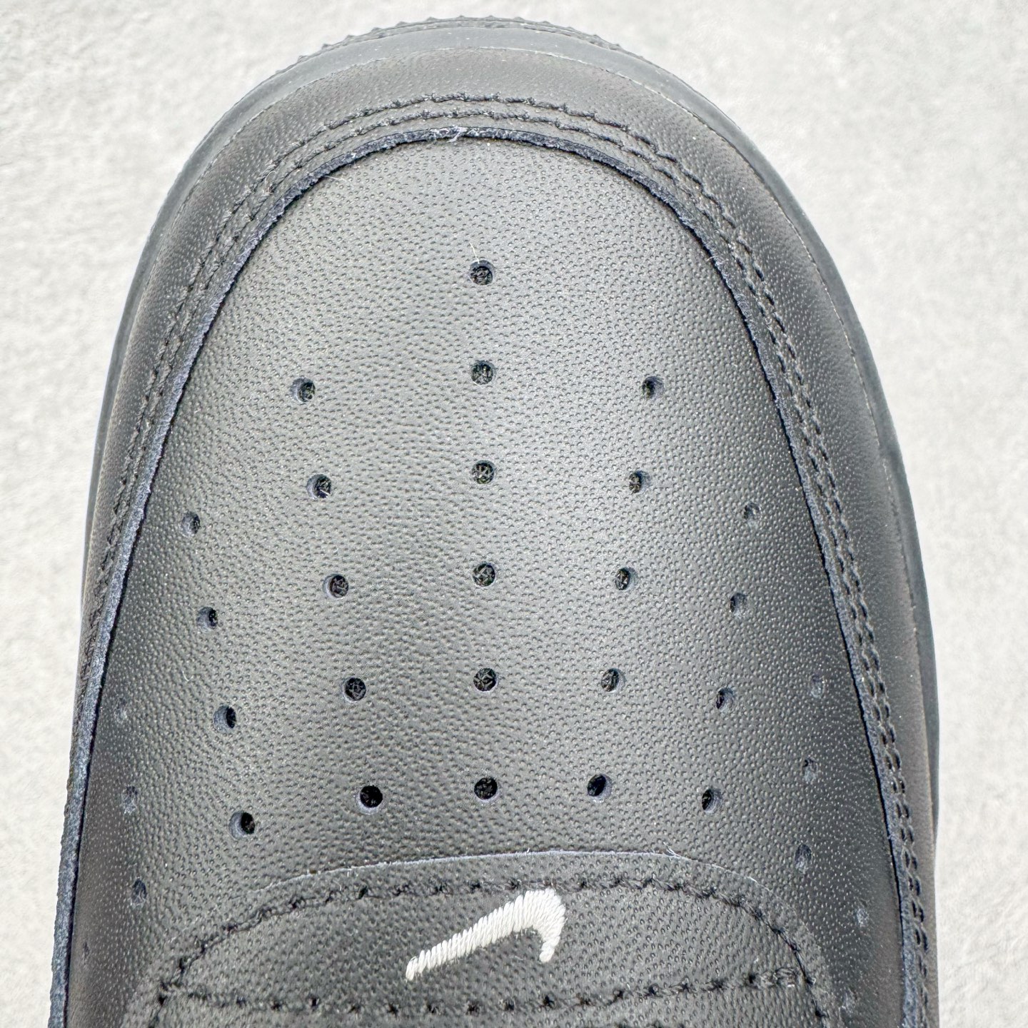 图片[16]-＃纯原 NK Air Force 1 Low \’07 空军一号低帮经典板鞋 2025新版 黑白 FZ0627-010 独家私模2025全新鱼鳞纹大底 咬花纹路更加清晰 全新排版鞋头倒置五角星 五角星对比旧版老版本 间距放大 星星缩小 全套官方原配件 防尘布袋 全鞋电脑针车 工整有序 视觉效果满分 原厂拉帮手法 标准四线 密度针距针孔大小控制到位 原装反口里网布海绵 正确卡色网眼大小 新版鞋撑改用纸团代替 原厂港宝加持完美还原灵魂版型 从里到外百分百还原 内置Sole气垫 中底白色背胶 已经无限的接近公司 原厂楦头 原厂刺绣 后跟弧度完美 尺码：35.5 36 36.5 37.5 38 38.5 39 40 40.5 41 42 42.5 43 44 44.5 45 46-选品中心