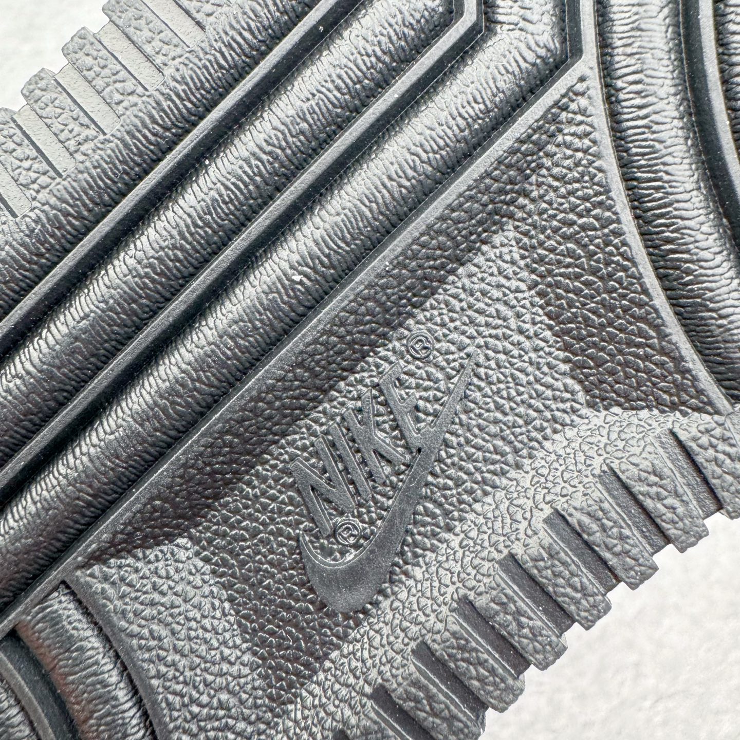 图片[10]-＃纯原 NK Air Force 1 Low \’07 空军一号低帮经典板鞋 2025新版 黑白 FZ0627-010 独家私模2025全新鱼鳞纹大底 咬花纹路更加清晰 全新排版鞋头倒置五角星 五角星对比旧版老版本 间距放大 星星缩小 全套官方原配件 防尘布袋 全鞋电脑针车 工整有序 视觉效果满分 原厂拉帮手法 标准四线 密度针距针孔大小控制到位 原装反口里网布海绵 正确卡色网眼大小 新版鞋撑改用纸团代替 原厂港宝加持完美还原灵魂版型 从里到外百分百还原 内置Sole气垫 中底白色背胶 已经无限的接近公司 原厂楦头 原厂刺绣 后跟弧度完美 尺码：35.5 36 36.5 37.5 38 38.5 39 40 40.5 41 42 42.5 43 44 44.5 45 46-选品中心