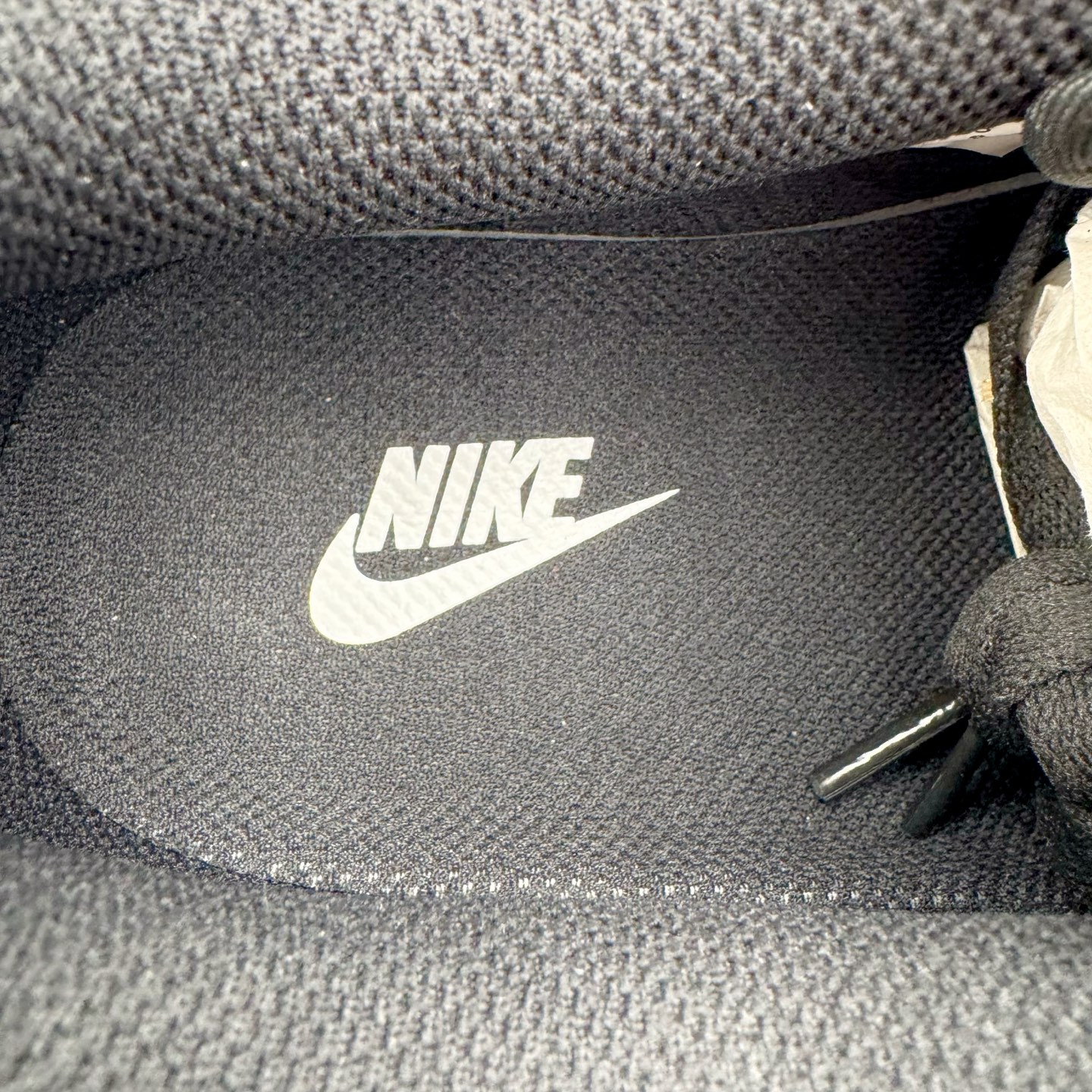 图片[19]-＃纯原 NK Air Force 1 Low \’07 空军一号低帮经典板鞋 2025新版 黑白 FZ0627-010 独家私模2025全新鱼鳞纹大底 咬花纹路更加清晰 全新排版鞋头倒置五角星 五角星对比旧版老版本 间距放大 星星缩小 全套官方原配件 防尘布袋 全鞋电脑针车 工整有序 视觉效果满分 原厂拉帮手法 标准四线 密度针距针孔大小控制到位 原装反口里网布海绵 正确卡色网眼大小 新版鞋撑改用纸团代替 原厂港宝加持完美还原灵魂版型 从里到外百分百还原 内置Sole气垫 中底白色背胶 已经无限的接近公司 原厂楦头 原厂刺绣 后跟弧度完美 尺码：35.5 36 36.5 37.5 38 38.5 39 40 40.5 41 42 42.5 43 44 44.5 45 46-选品中心