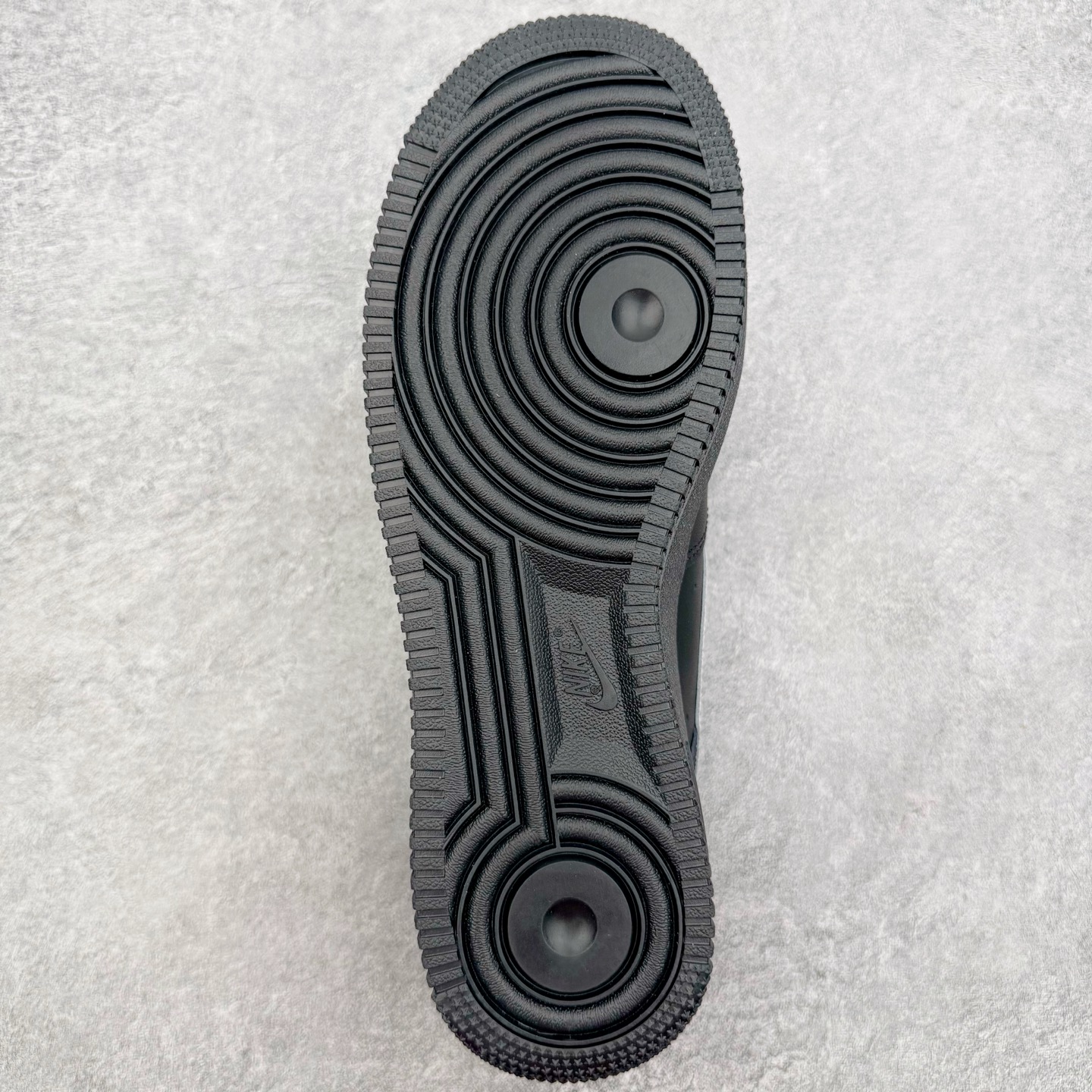 图片[9]-＃纯原 NK Air Force 1 Low \’07 空军一号低帮经典板鞋 2025新版 黑白 FZ0627-010 独家私模2025全新鱼鳞纹大底 咬花纹路更加清晰 全新排版鞋头倒置五角星 五角星对比旧版老版本 间距放大 星星缩小 全套官方原配件 防尘布袋 全鞋电脑针车 工整有序 视觉效果满分 原厂拉帮手法 标准四线 密度针距针孔大小控制到位 原装反口里网布海绵 正确卡色网眼大小 新版鞋撑改用纸团代替 原厂港宝加持完美还原灵魂版型 从里到外百分百还原 内置Sole气垫 中底白色背胶 已经无限的接近公司 原厂楦头 原厂刺绣 后跟弧度完美 尺码：35.5 36 36.5 37.5 38 38.5 39 40 40.5 41 42 42.5 43 44 44.5 45 46-选品中心