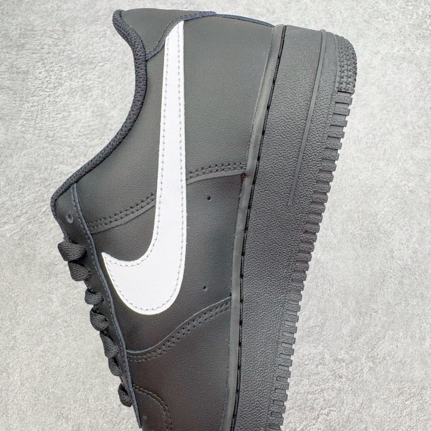 图片[6]-＃纯原 NK Air Force 1 Low \’07 空军一号低帮经典板鞋 2025新版 黑白 FZ0627-010 独家私模2025全新鱼鳞纹大底 咬花纹路更加清晰 全新排版鞋头倒置五角星 五角星对比旧版老版本 间距放大 星星缩小 全套官方原配件 防尘布袋 全鞋电脑针车 工整有序 视觉效果满分 原厂拉帮手法 标准四线 密度针距针孔大小控制到位 原装反口里网布海绵 正确卡色网眼大小 新版鞋撑改用纸团代替 原厂港宝加持完美还原灵魂版型 从里到外百分百还原 内置Sole气垫 中底白色背胶 已经无限的接近公司 原厂楦头 原厂刺绣 后跟弧度完美 尺码：35.5 36 36.5 37.5 38 38.5 39 40 40.5 41 42 42.5 43 44 44.5 45 46-选品中心