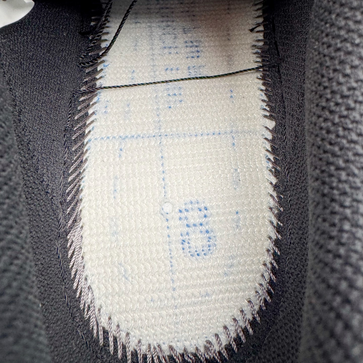 图片[20]-＃纯原 NK Air Force 1 Low \’07 空军一号低帮经典板鞋 2025新版 黑白 FZ0627-010 独家私模2025全新鱼鳞纹大底 咬花纹路更加清晰 全新排版鞋头倒置五角星 五角星对比旧版老版本 间距放大 星星缩小 全套官方原配件 防尘布袋 全鞋电脑针车 工整有序 视觉效果满分 原厂拉帮手法 标准四线 密度针距针孔大小控制到位 原装反口里网布海绵 正确卡色网眼大小 新版鞋撑改用纸团代替 原厂港宝加持完美还原灵魂版型 从里到外百分百还原 内置Sole气垫 中底白色背胶 已经无限的接近公司 原厂楦头 原厂刺绣 后跟弧度完美 尺码：35.5 36 36.5 37.5 38 38.5 39 40 40.5 41 42 42.5 43 44 44.5 45 46-选品中心